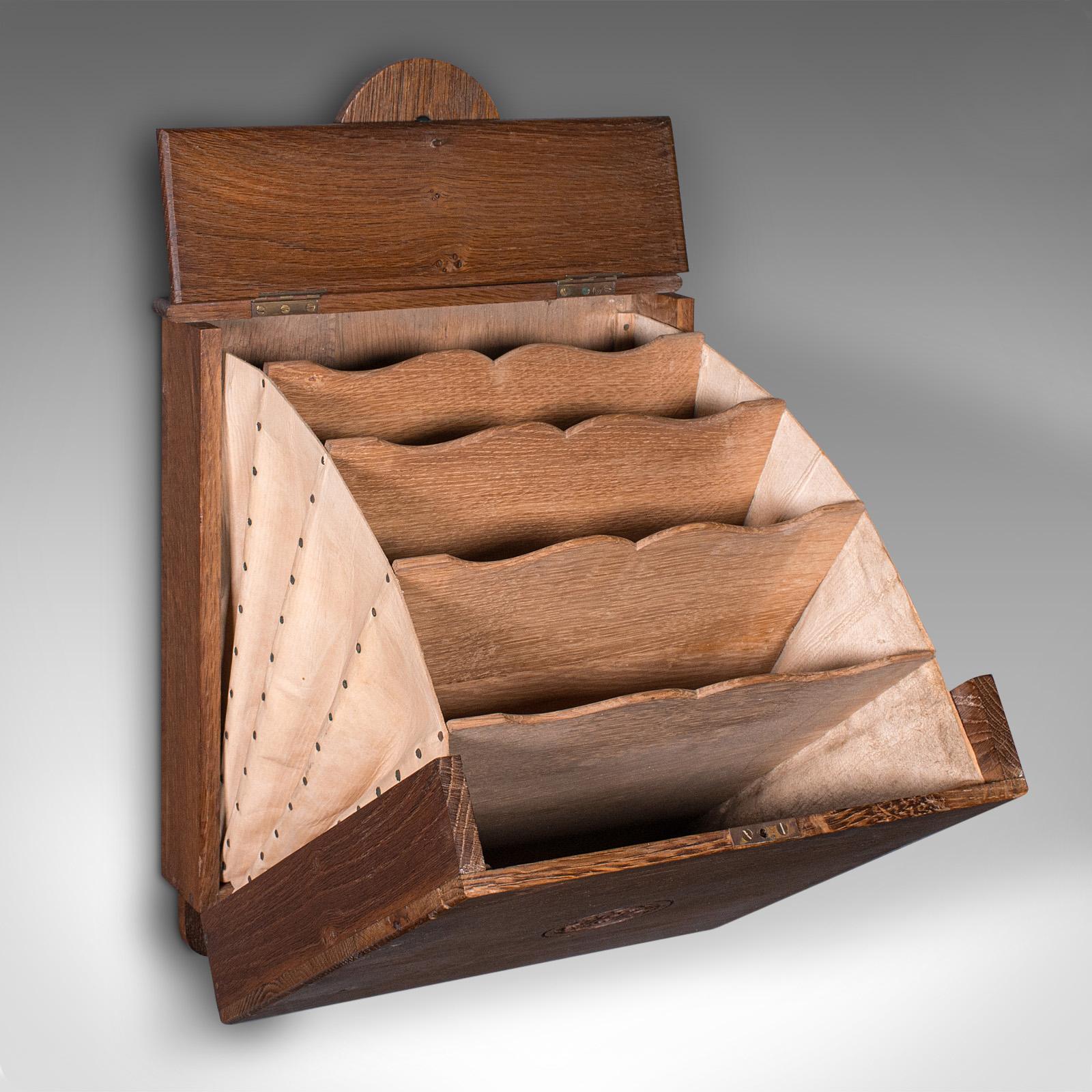
Se trata de una antigua caja de requisas de sobrecargo de castillo. Caja organizadora inglesa, montada en roble, de la época victoriana, hacia 1870.

Organizador baronial deliciosamente elaborado con finas figuras y colores
Muestra una deseable