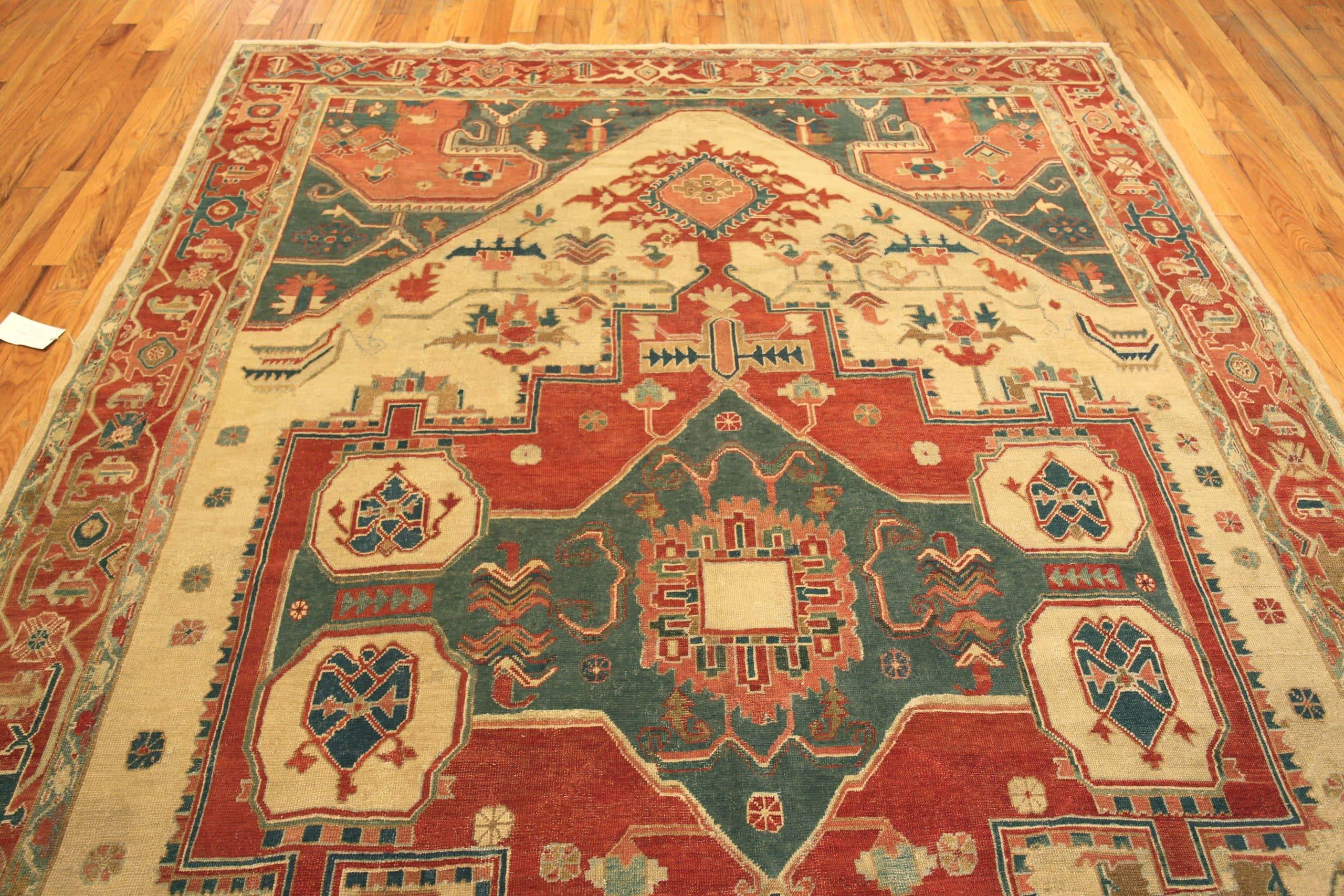 Rustikaler Antiker Lässiger Eleganter Persischer Stammes-Serapi Geometrischer Flächenteppich, Herkunftsland: Persische Teppiche, CIRCA Datum: 1880. Größe: 8 ft 7 in x 12 ft (2,62 m x 3,66 m)

