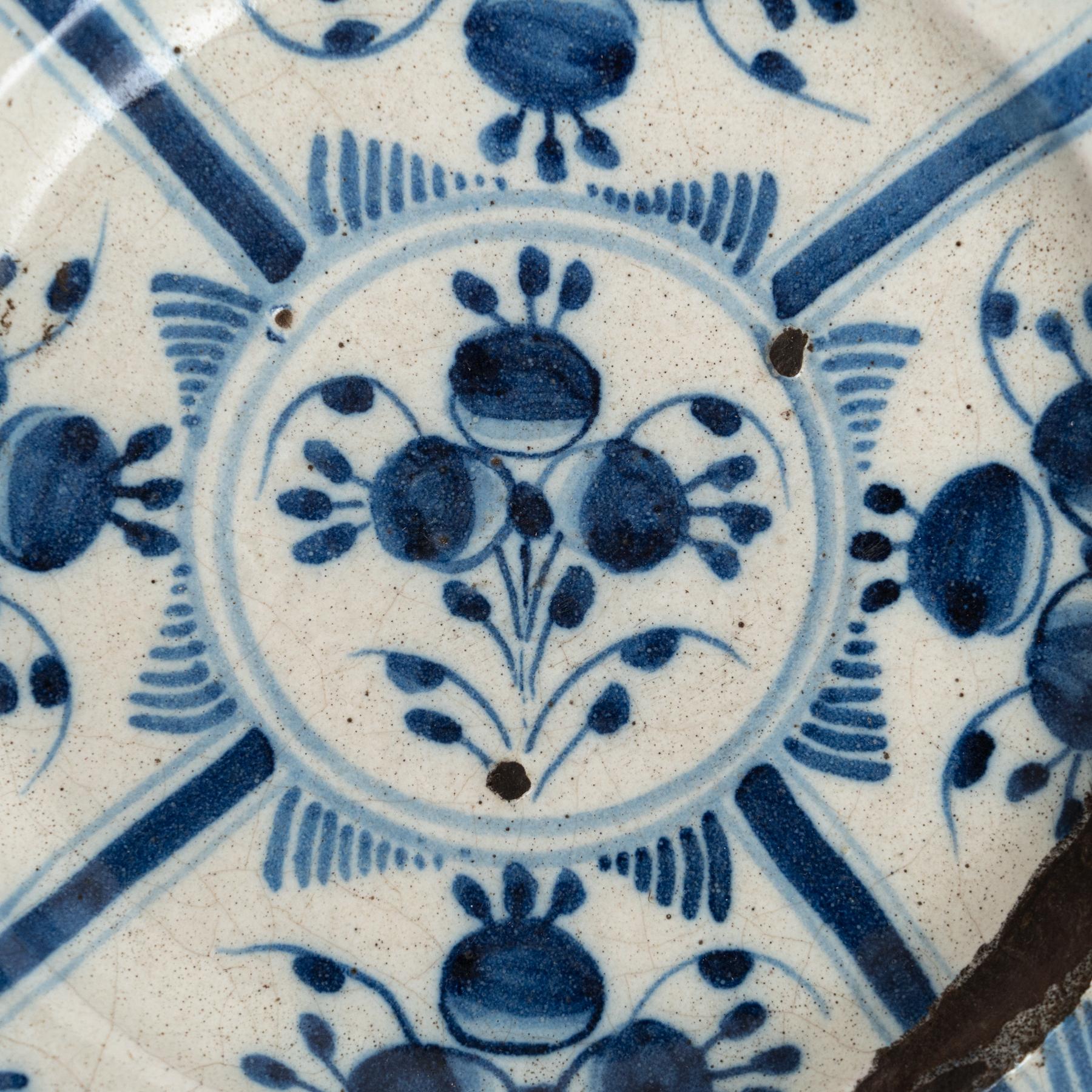 Antiguo Plato de Cerámica Catalana - Principios Siglo XX

Este encantador plato de cerámica catalana, fabricado hacia 1940, es una auténtica representación de la tradición artesanal de la región. Decorado con motivos clásicos azules que representan