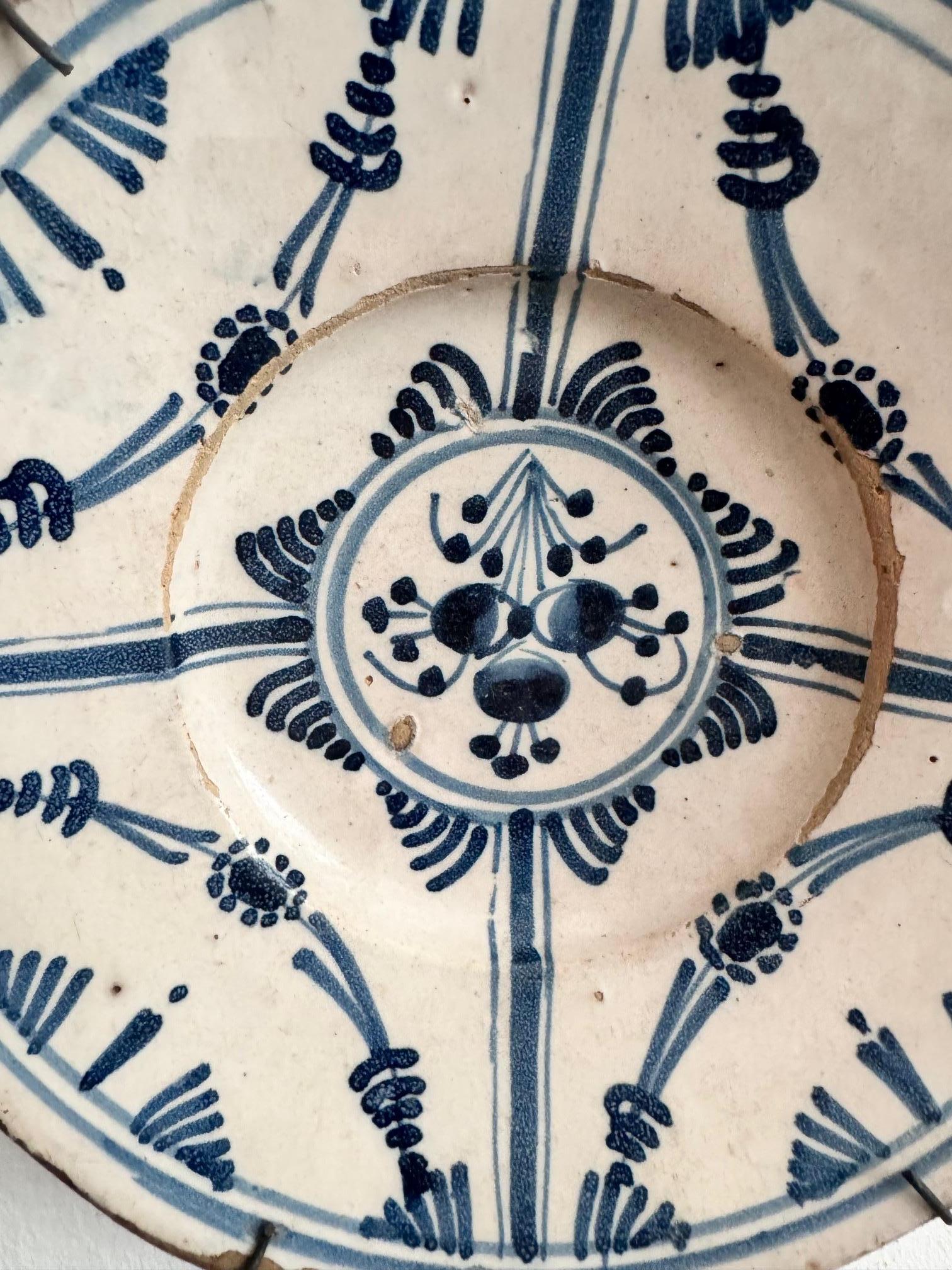 Antiker katalanischer Keramikteller - Anfang 20. Jahrhundert

Dieser charmante katalanische Keramikteller, der um 1940 hergestellt wurde, ist ein authentisches Beispiel für die handwerkliche Tradition der Region. Verziert mit klassischen blauen