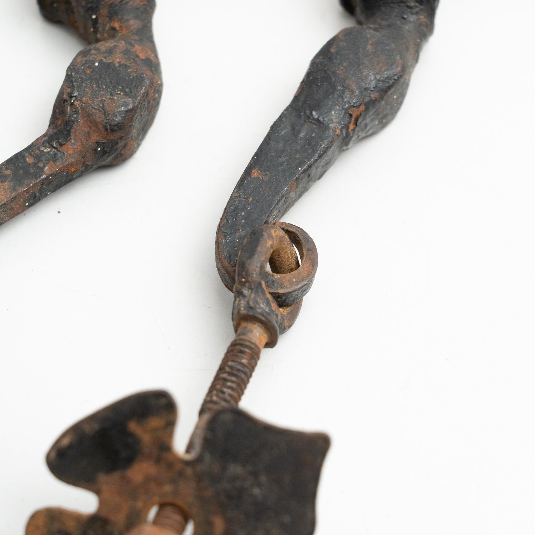 Antiguo Tirador de Metal Modernista Catalán, circa 1920 en venta 7