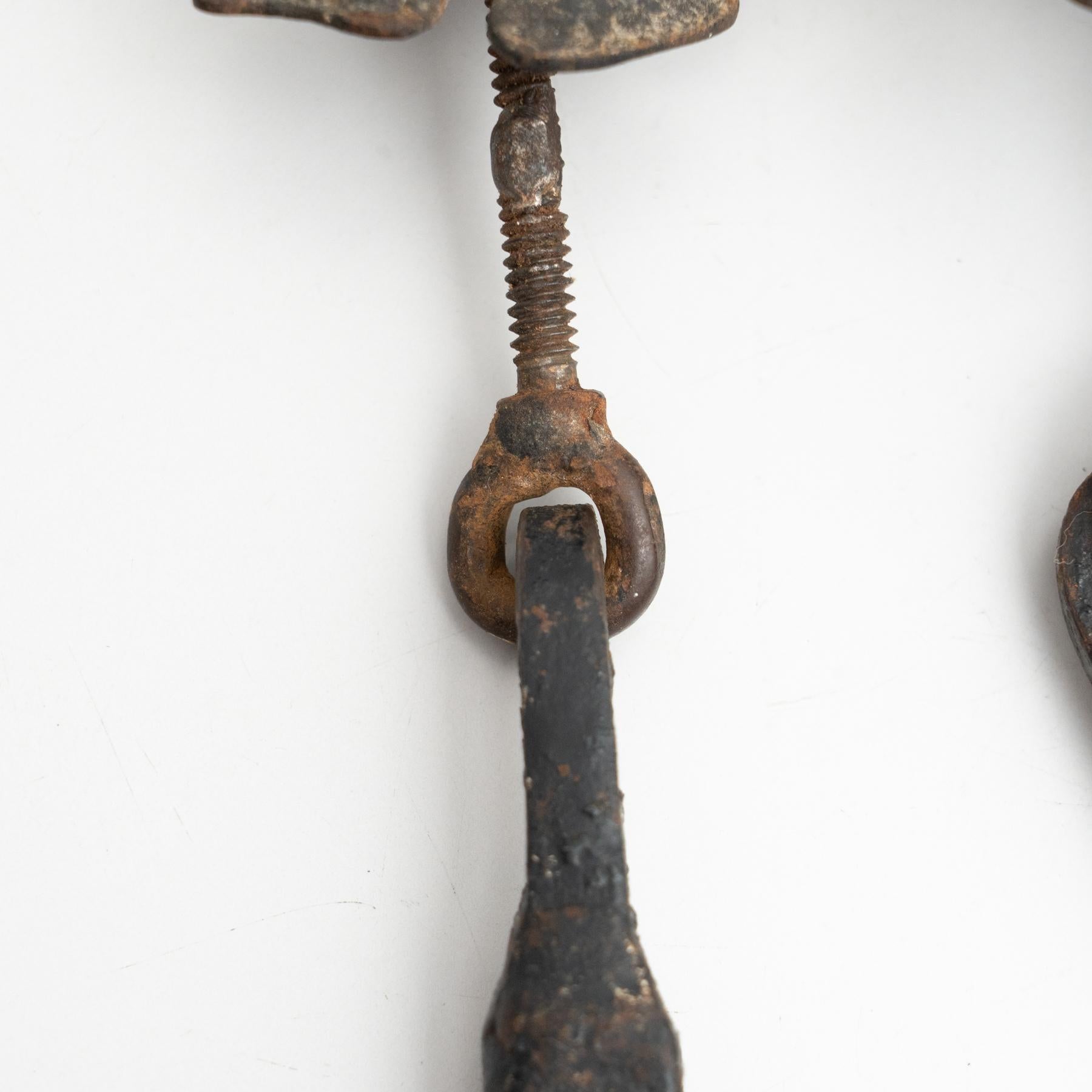 Antiguo Tirador de Metal Modernista Catalán, circa 1920 en venta 10