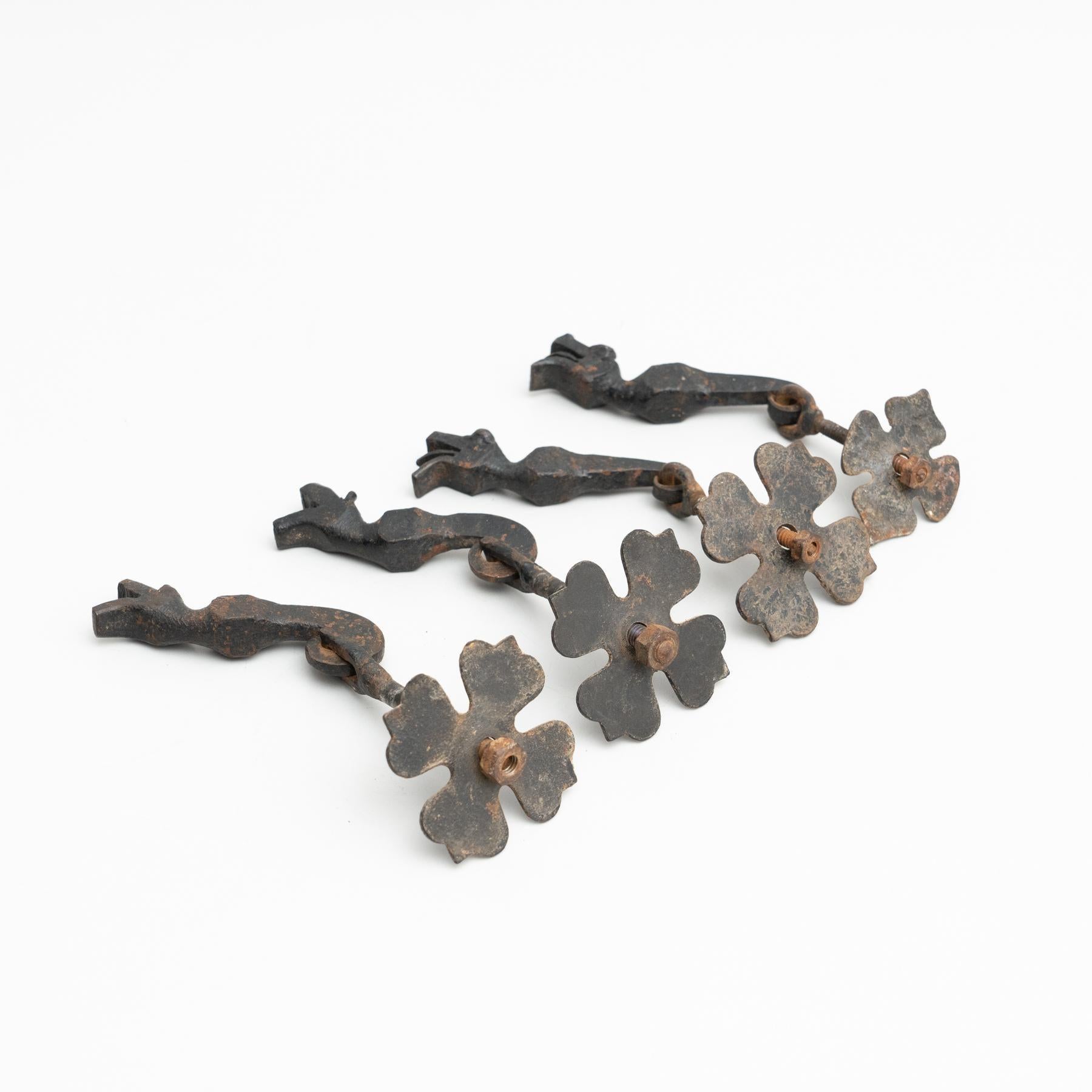Antiguas manillas modernistas catalanas de metal.    De fabricante desconocido de España, hacia 1920.    En su estado original, con pequeños desgastes propios de la edad y el uso, conserva una hermosa pátina.    Materiales:  Metal.