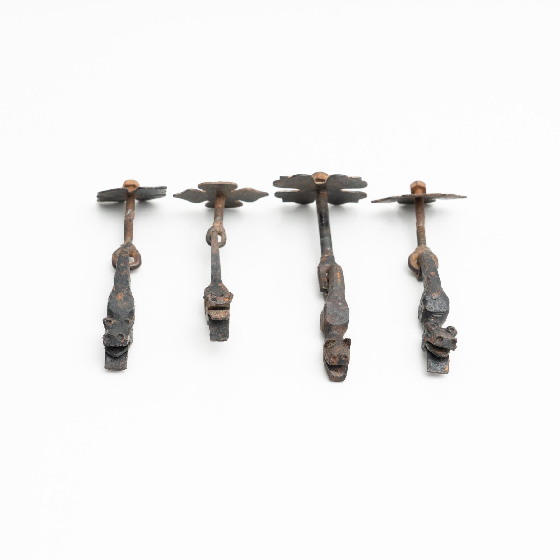 Antiguas manillas modernistas catalanas de metal.    De fabricante desconocido de España, hacia 1920.    En su estado original, con pequeños desgastes propios de la edad y el uso, conserva una hermosa pátina.    Materiales:  Metal.
