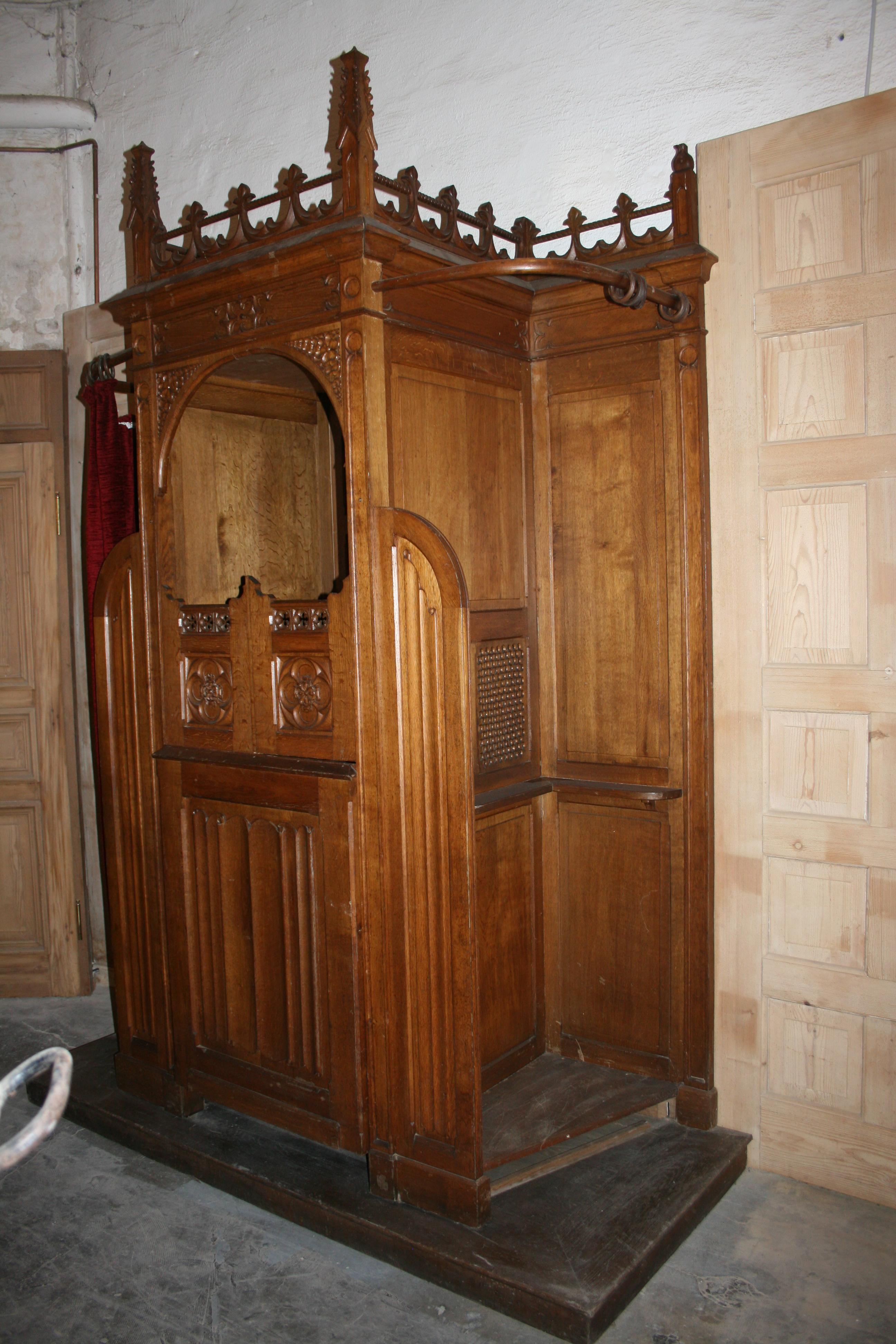 Antique Catholic Confessional from Liège, Solid Oak, Late 19th Century In Good Condition In Dusseldorf, DE