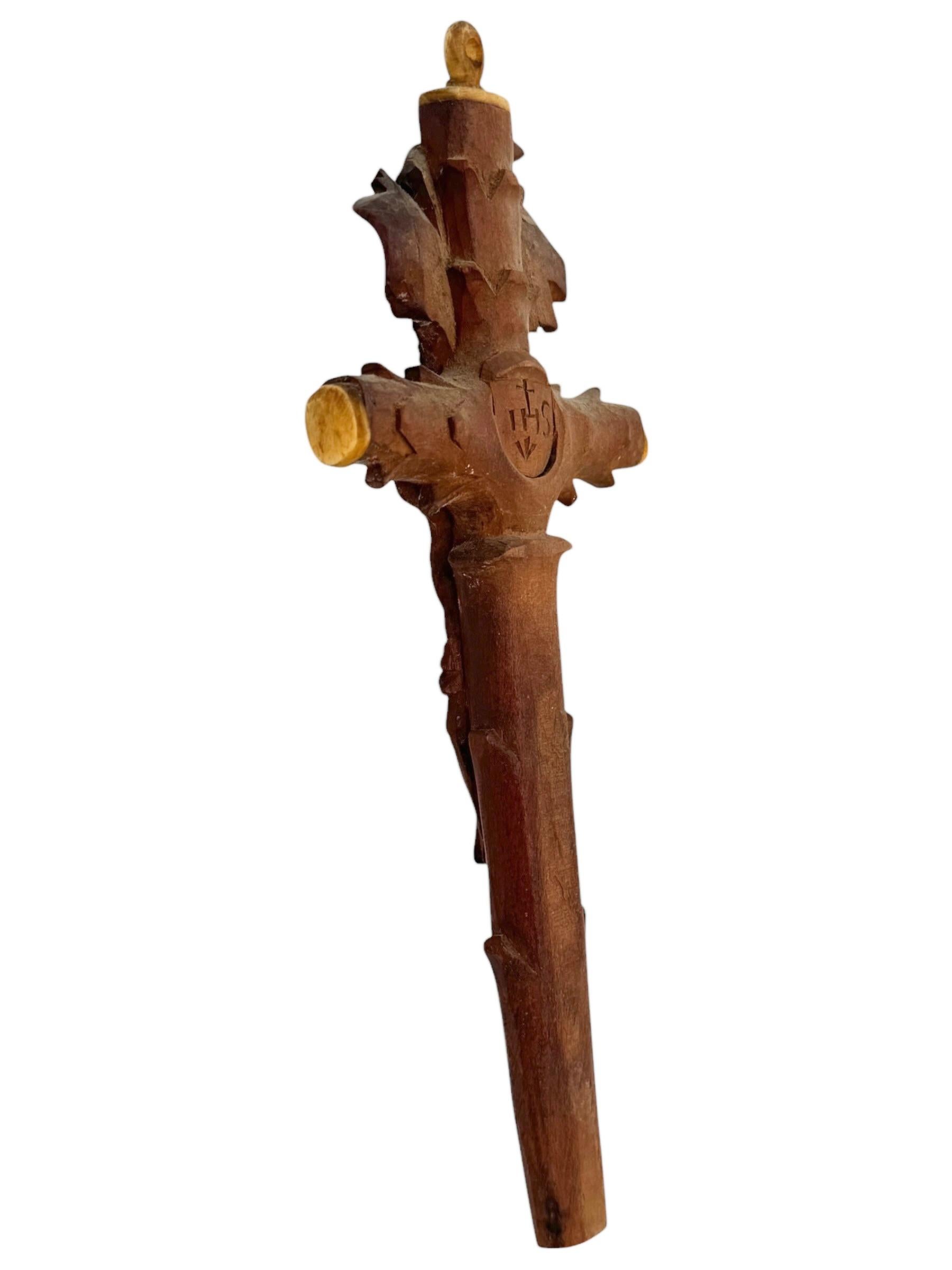 Antiguo Relicario Católico Caja Crucifijo Colgante, Santa Reliquia Madera Tallada Años 1890 Hecho a mano en venta
