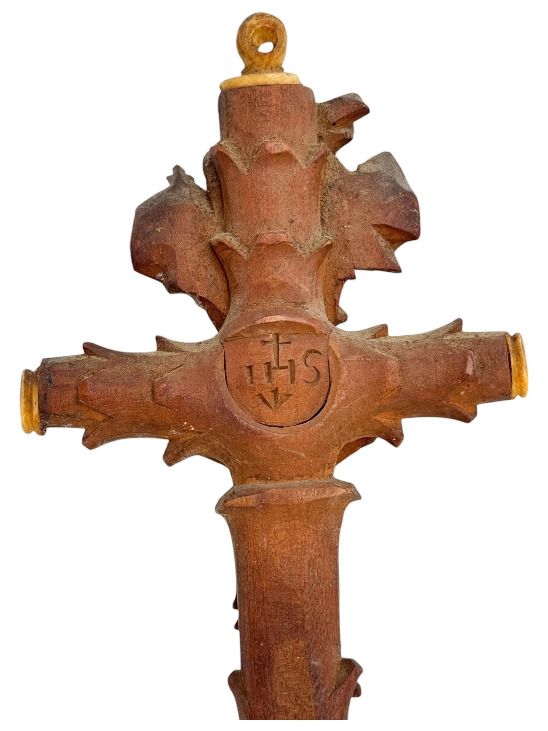 Antiguo Relicario Católico Caja Crucifijo Colgante, Santa Reliquia Madera Tallada Años 1890 siglo XIX en venta