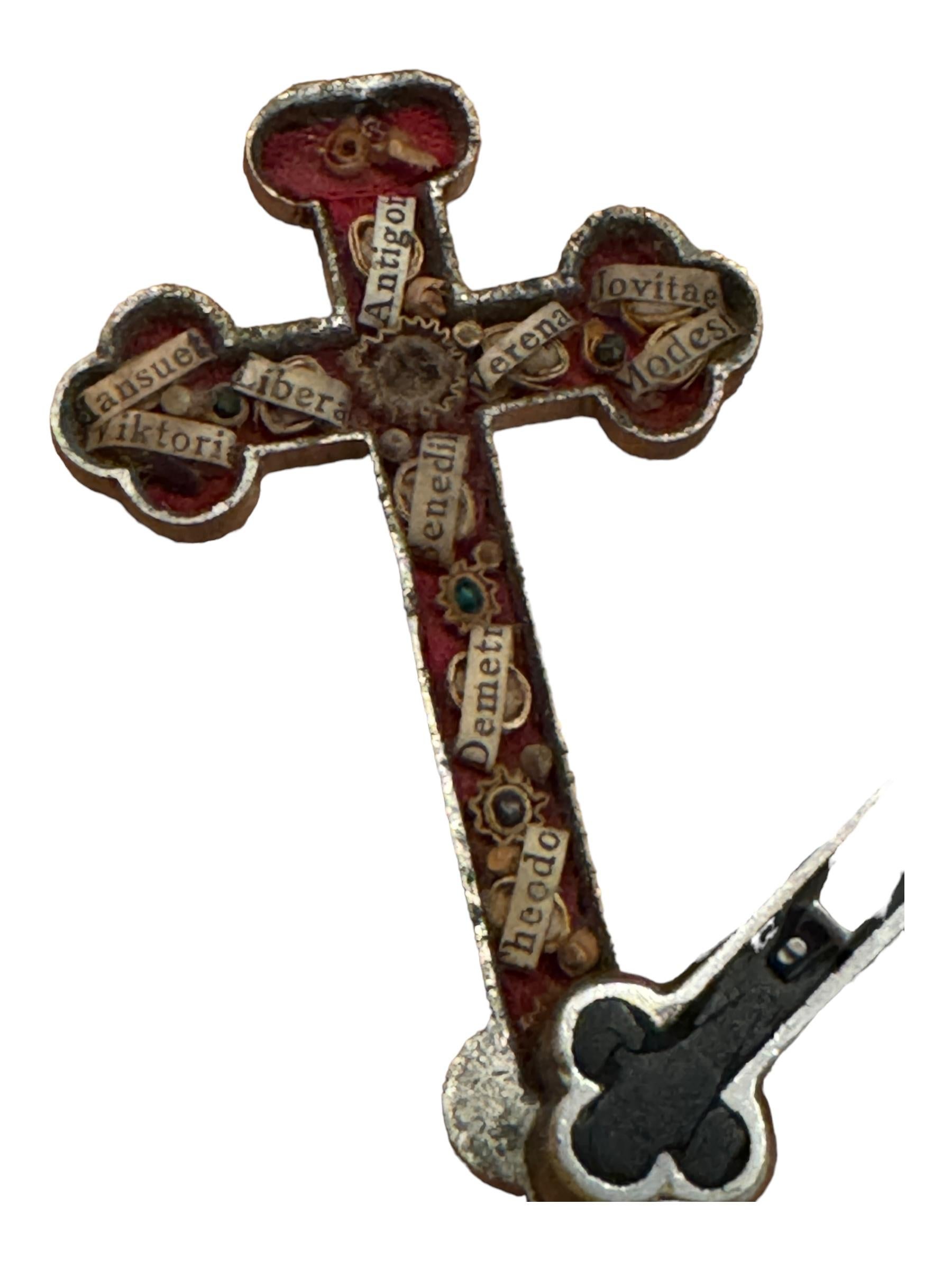 Antique Catholic Reliquary Box Crucifix Pendant with 10 Relics of Saints In Good Condition In Nuernberg, DE