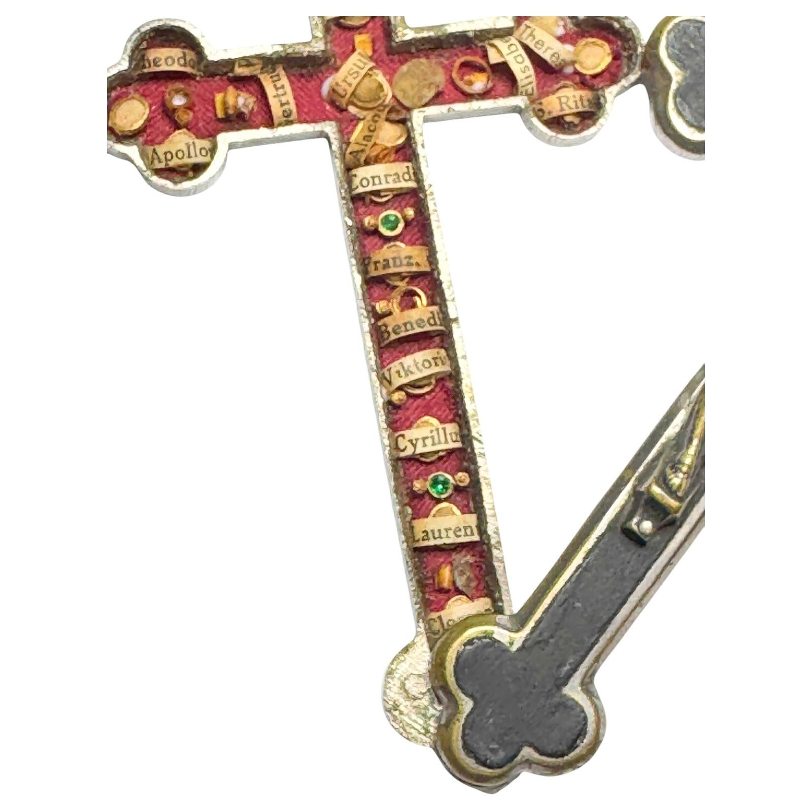 Antique Catholic Reliquary Box Crucifix Pendant with 18 Relics of Saints In Good Condition In Nuernberg, DE