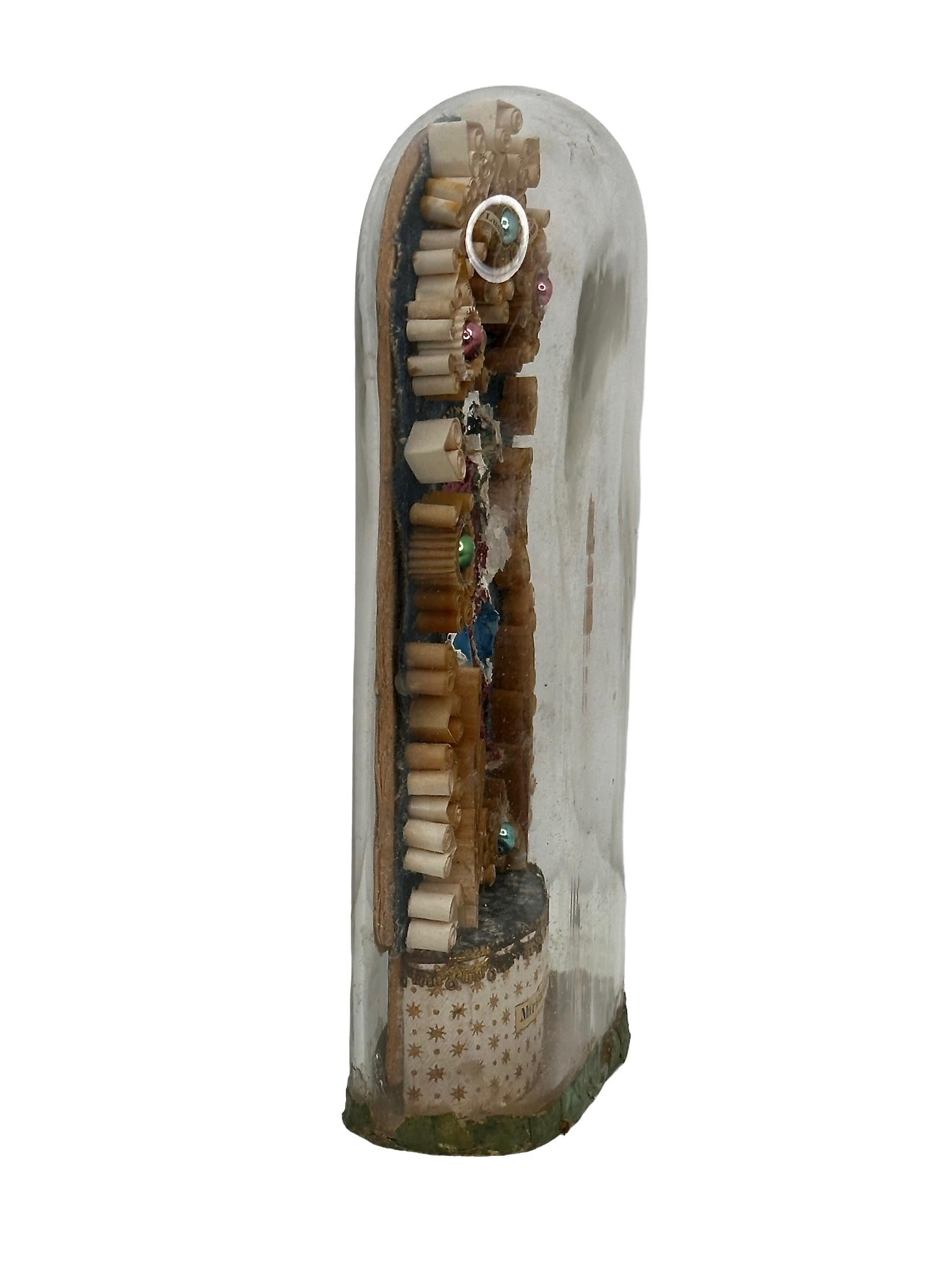 Eine antike Glaskuppel mit der Figur der Jungfrau Maria und einigen anderen Holz- und Glasteilen. Es hat auch eine berührende Reliquie des Agnus Dei. Gefunden bei einem Nachlassverkauf in Nürnberg, Deutschland. Wir glauben, dass es sich um eine