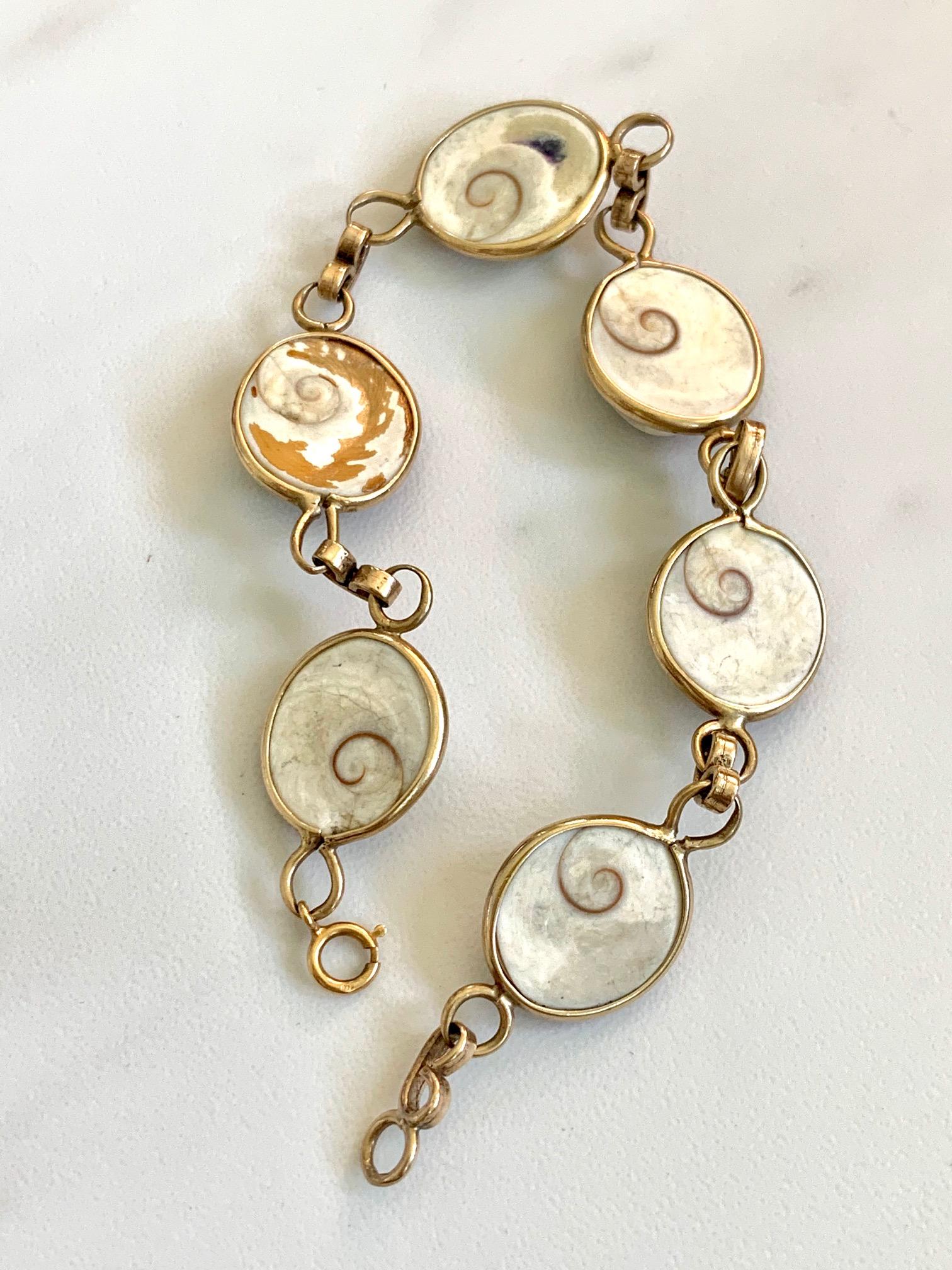 Antique Cat's Eye Operculum Snail 14 Karat Yellow Gold Bracelet and Earrings In Good Condition For Sale In St. Louis Park, MN