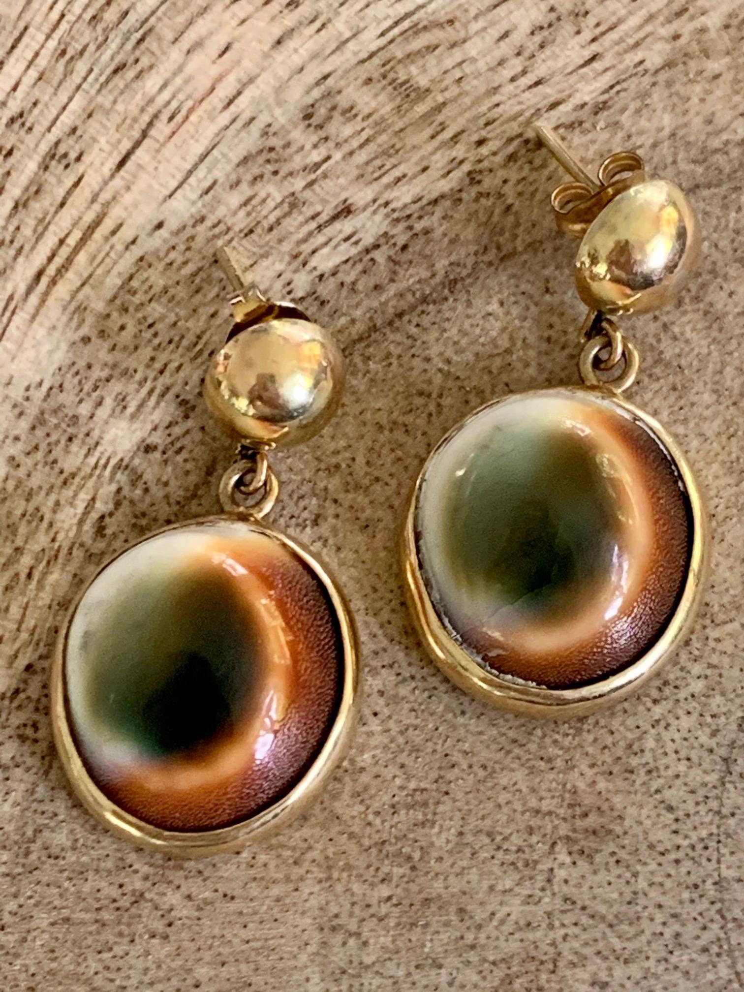 Women's Antique Cat's Eye Operculum Snail 14 Karat Yellow Gold Bracelet and Earrings For Sale