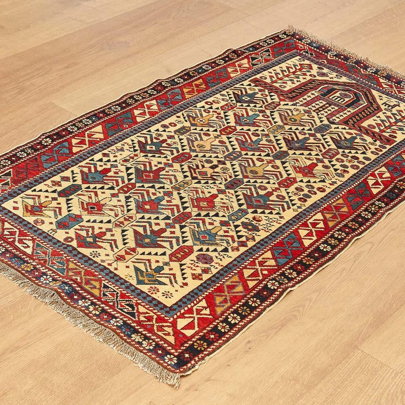 Antique rug from Caucas Daghestan, circa 1880.

Hand knotted wool with some restaurations

Measures: 93 x 157.