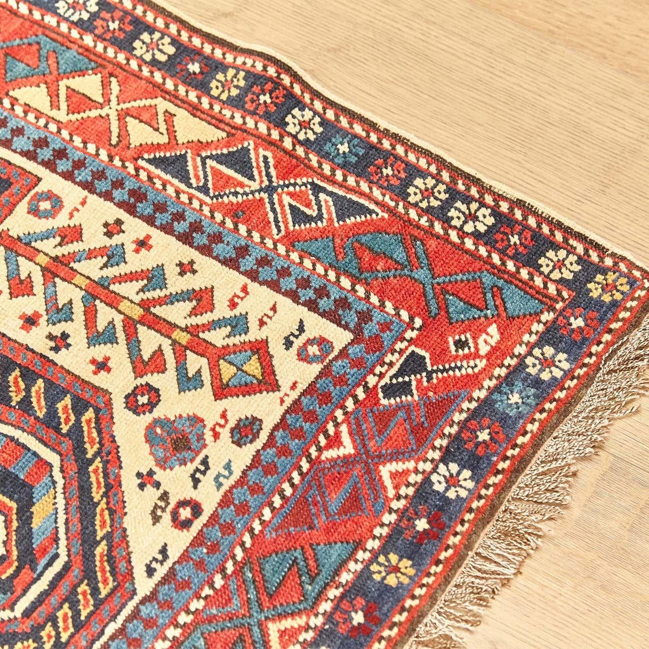 Ancien tapis du Caucase Daghestan en laine nouée à la main, vers 1880 État moyen - En vente à Barcelona, Barcelona