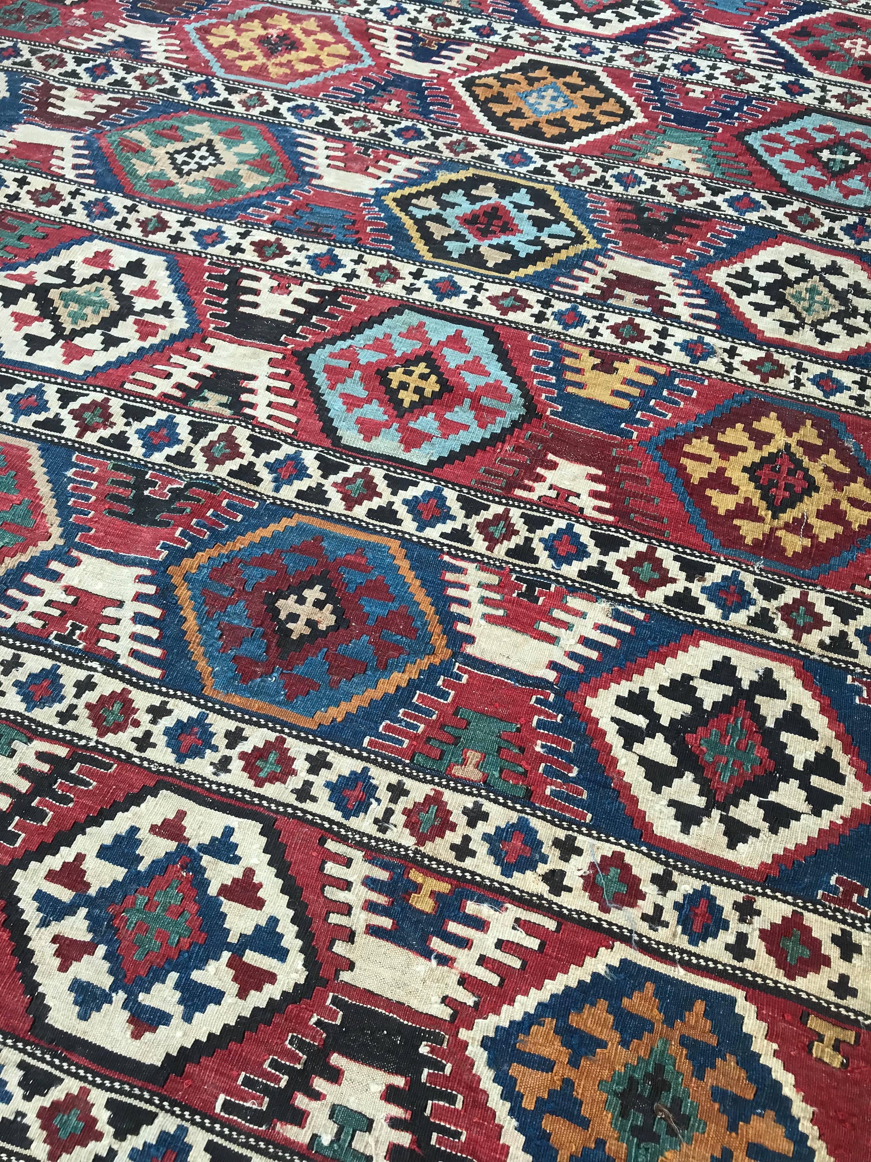 Laine Bobyrug's Antique Caucasian 19th Century Flat Rug Kilim (tapis plat ancien du Caucase du XIXe siècle) en vente