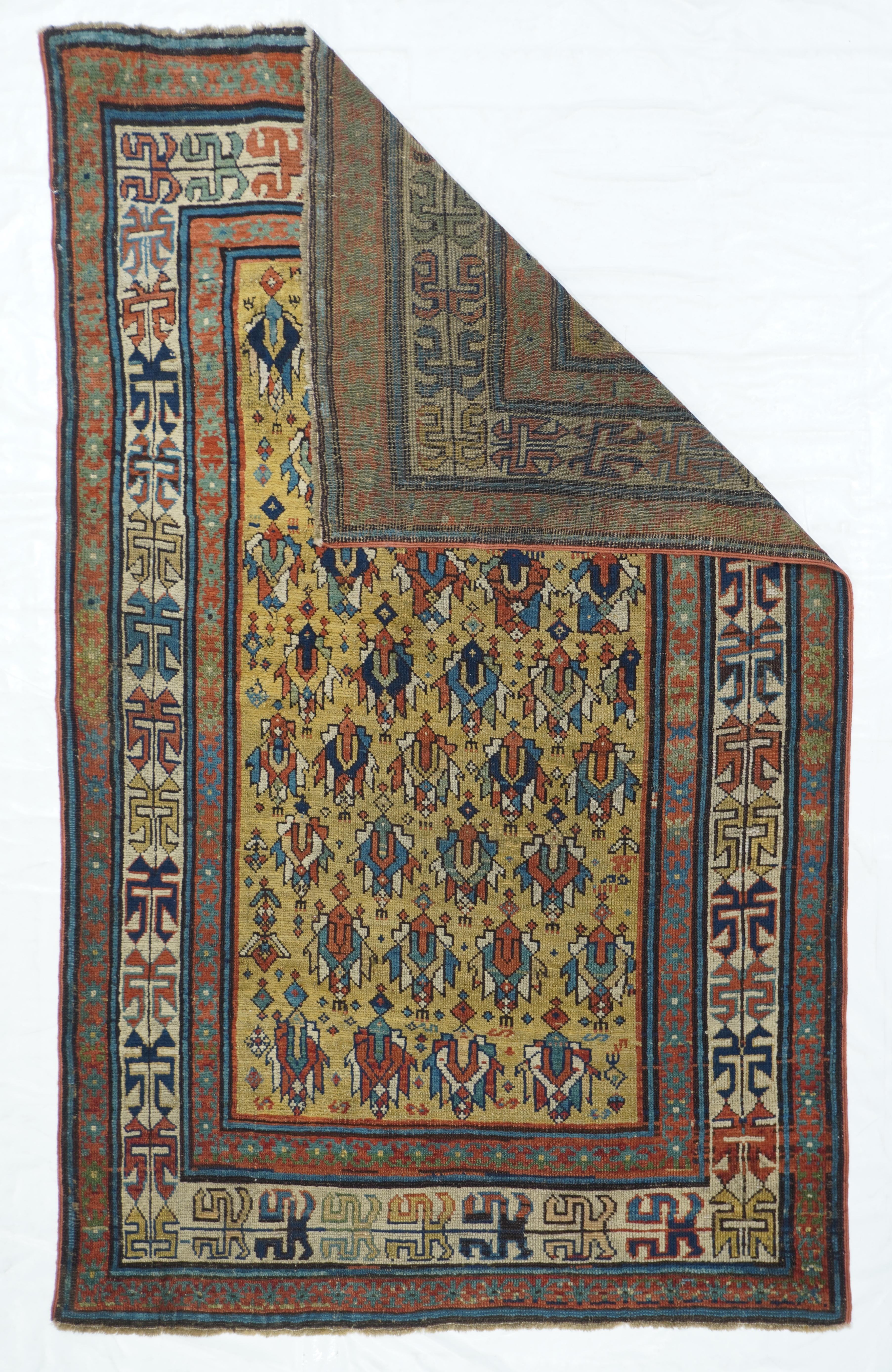 Les tapis caucasiens sont principalement produits dans les villages plutôt que dans les villes. Fabriqués à partir de matériaux propres à chaque province tribale, les tapis du Caucase présentent généralement des motifs géométriques audacieux dans