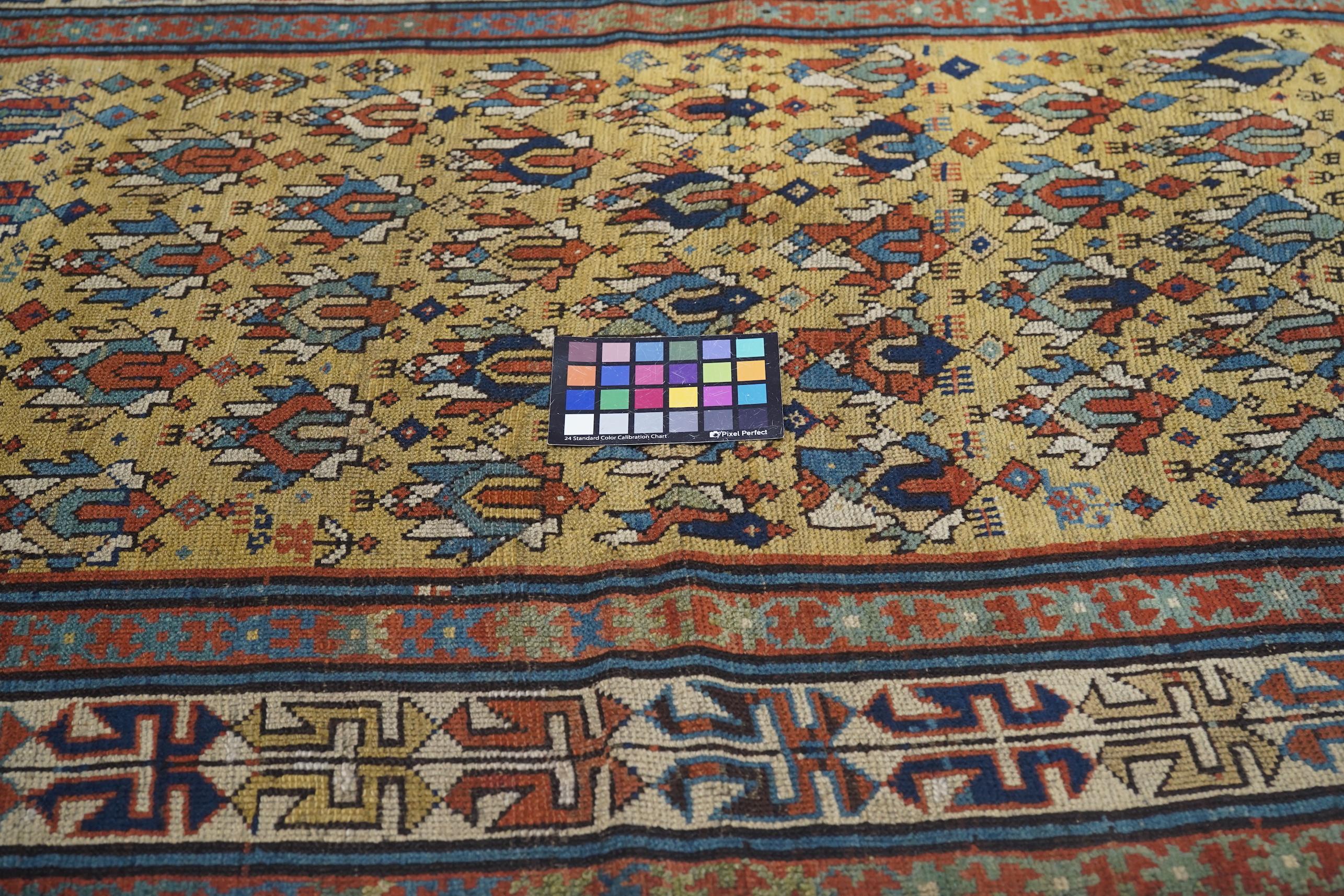 Noué à la main Tapis du Caucase ancien 3'8'' x 5'10'' en vente
