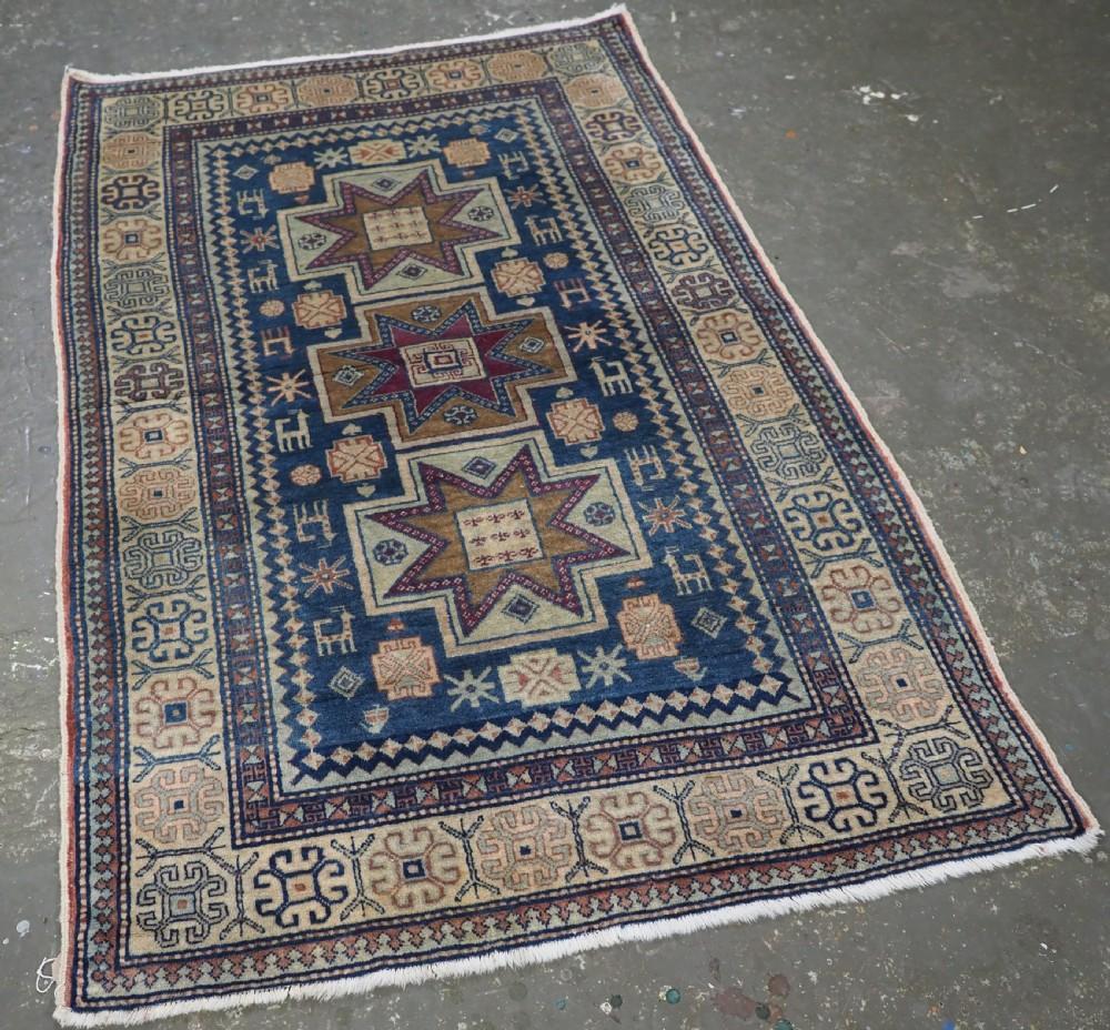 Ancien tapis caucasien Erivan à triple médaillon sur fond bleu indigo
Circa 1900

Un très bon petit tapis Erivan avec un triple médaillon, chaque médaillon croisé contient une grande étoile à huit pointes Notez les nombreux petits animaux entourant