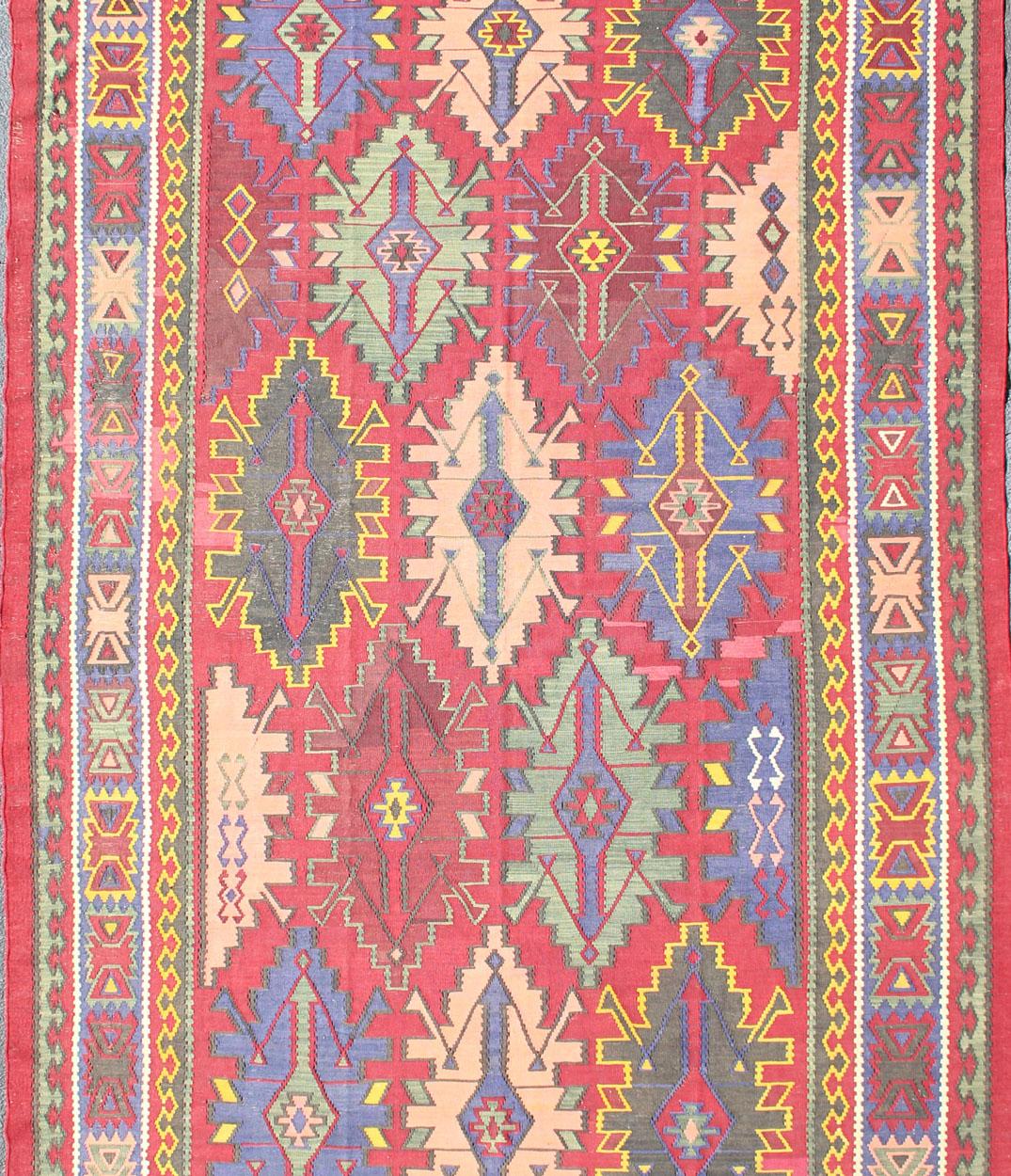 Increíble tejido plano tribal antiguo Avar del Cáucaso Tamaño de la galería en rojo, azul, verde claro y oscuro, amarillo y multicolor. Alfombra tribal caucásica Kilim con diseño geométrico y rombos, alfombra R20-0714-108, país de origen / tipo: