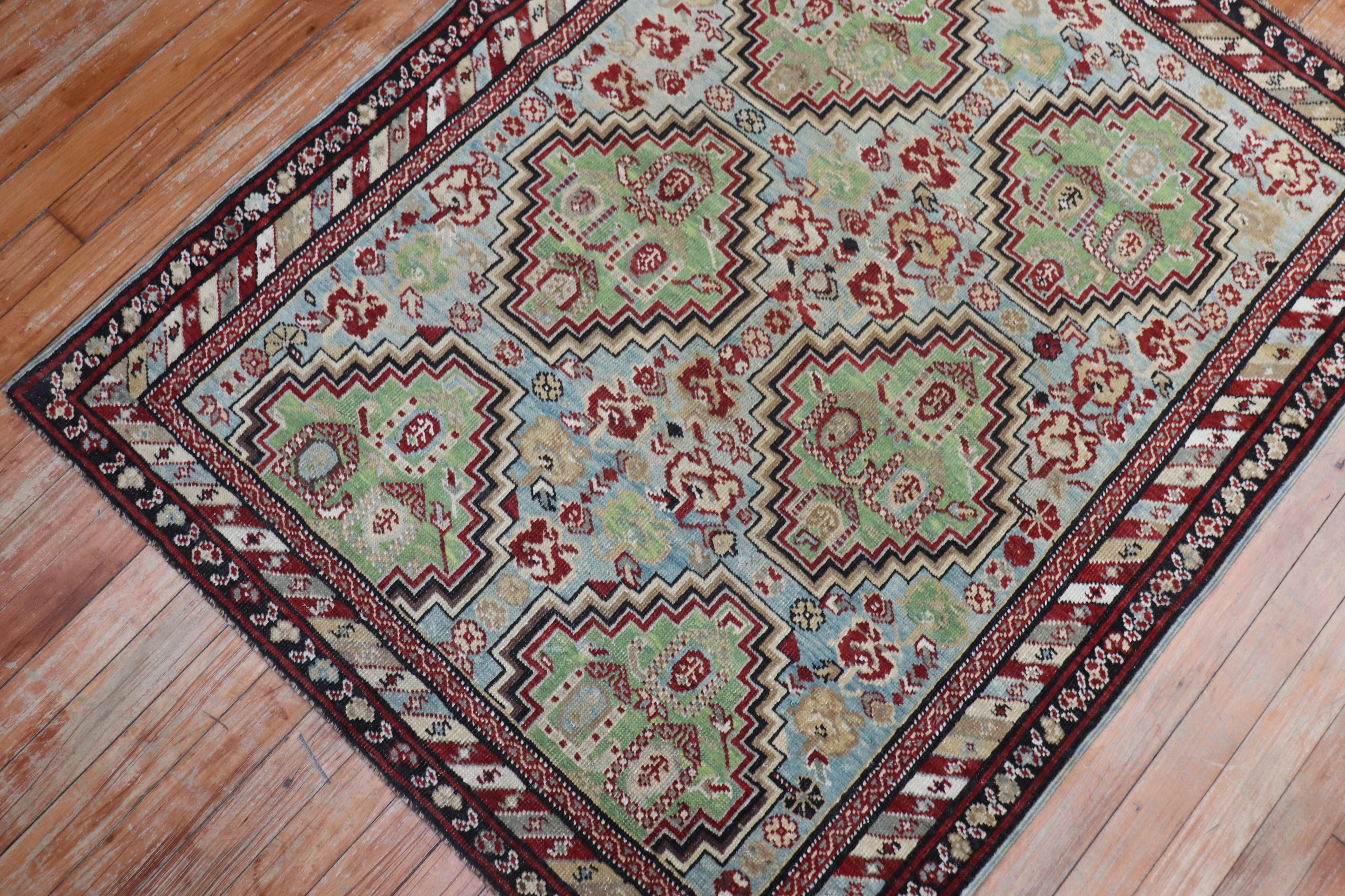 Antiker kaukasischer Baku-Khila-Teppich aus dem späten 19. Jahrhundert mit 6 hellgrünen Medaillons (2 der Medaillons sind halb gefüllt) auf einem hellblauen Feld, umgeben von einer mehrbändigen Bordüre

Maße: 3'4