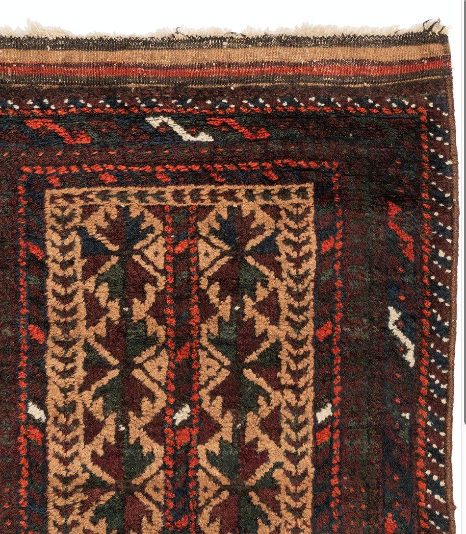 Antiker kaukasischer brauner geometrischer Stammes-Baluch-Teppich, ca. 1940er Jahre (Stammeskunst) im Angebot