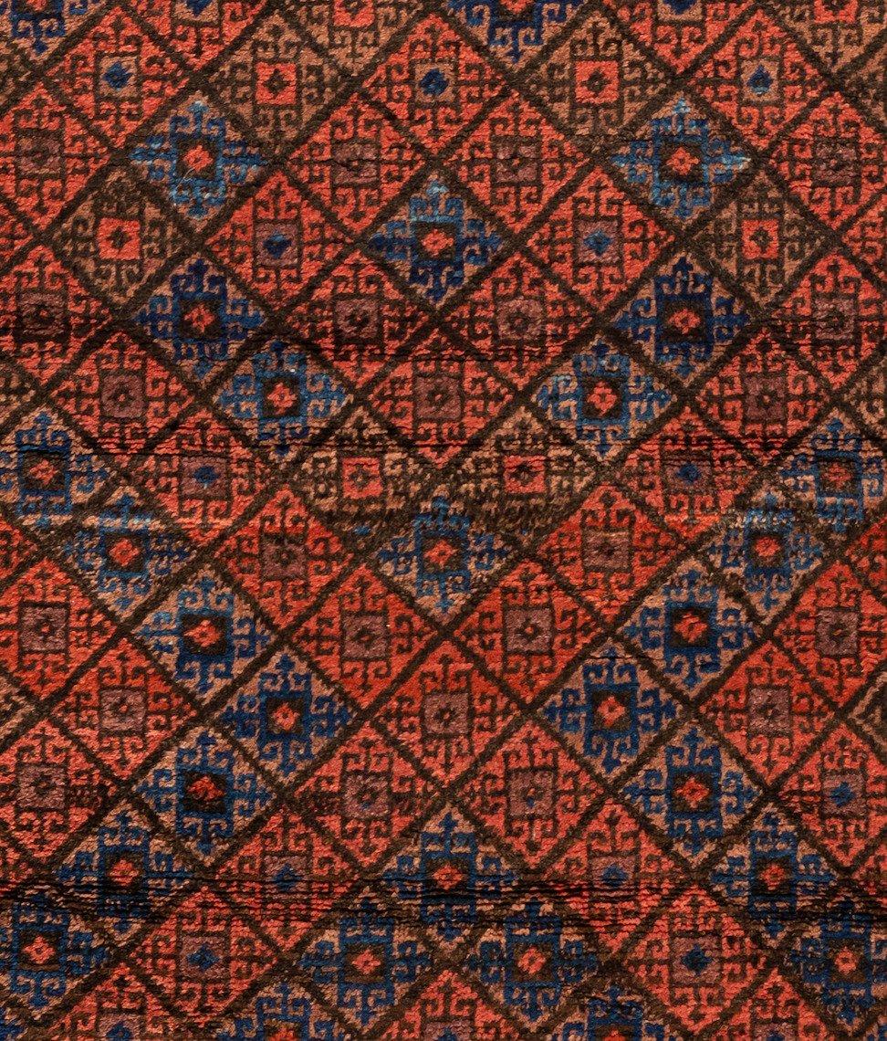Les tapis baloutches sont des tapis faits à la main, fabriqués à l'origine par les nomades baloutches, qui vivent près de la frontière entre l'Iran, le Pakistan et l'Afghanistan. Les tapis sont souvent petits, avec des motifs vivants, et les tapis