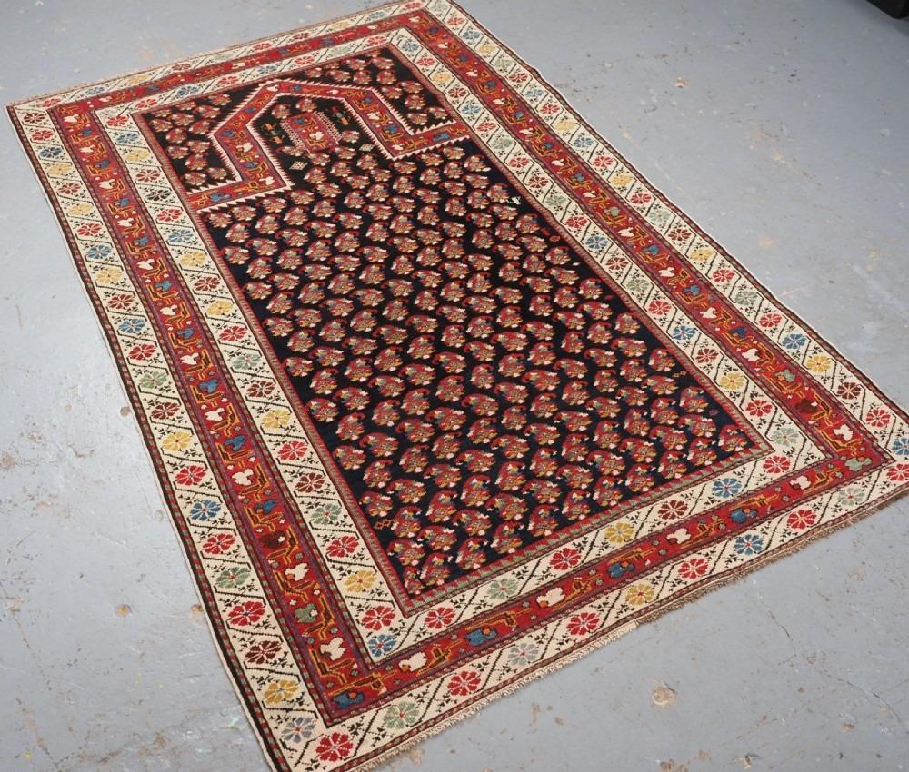 Antiker kaukasischer Dorfgebetsteppich aus Dagestan mit kleinem Boteh-Muster auf dunkel indigoblauem Grund
CIRCA 1890

Ein interessanter Gebetsteppich mit ungewöhnlichem Design, das Feld in dunklem Indigoblau ist mit sehr kleinen Blumenboteh bedeckt