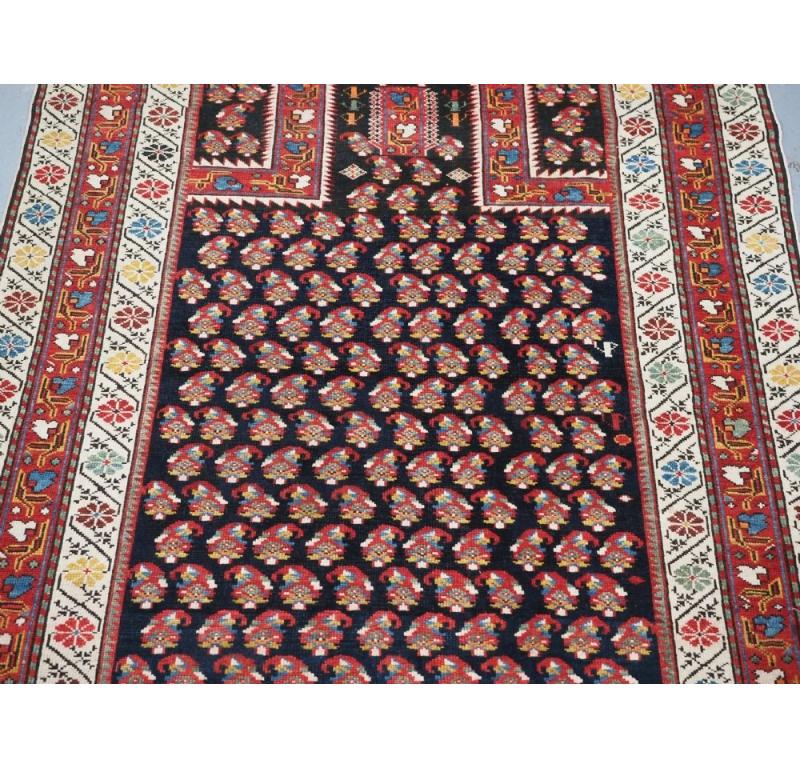 Antiker kaukasischer Dagestan-Gebetteppich mit kleinem Boteh-Design, um 1890 im Zustand „Gut“ im Angebot in Moreton-In-Marsh, GB