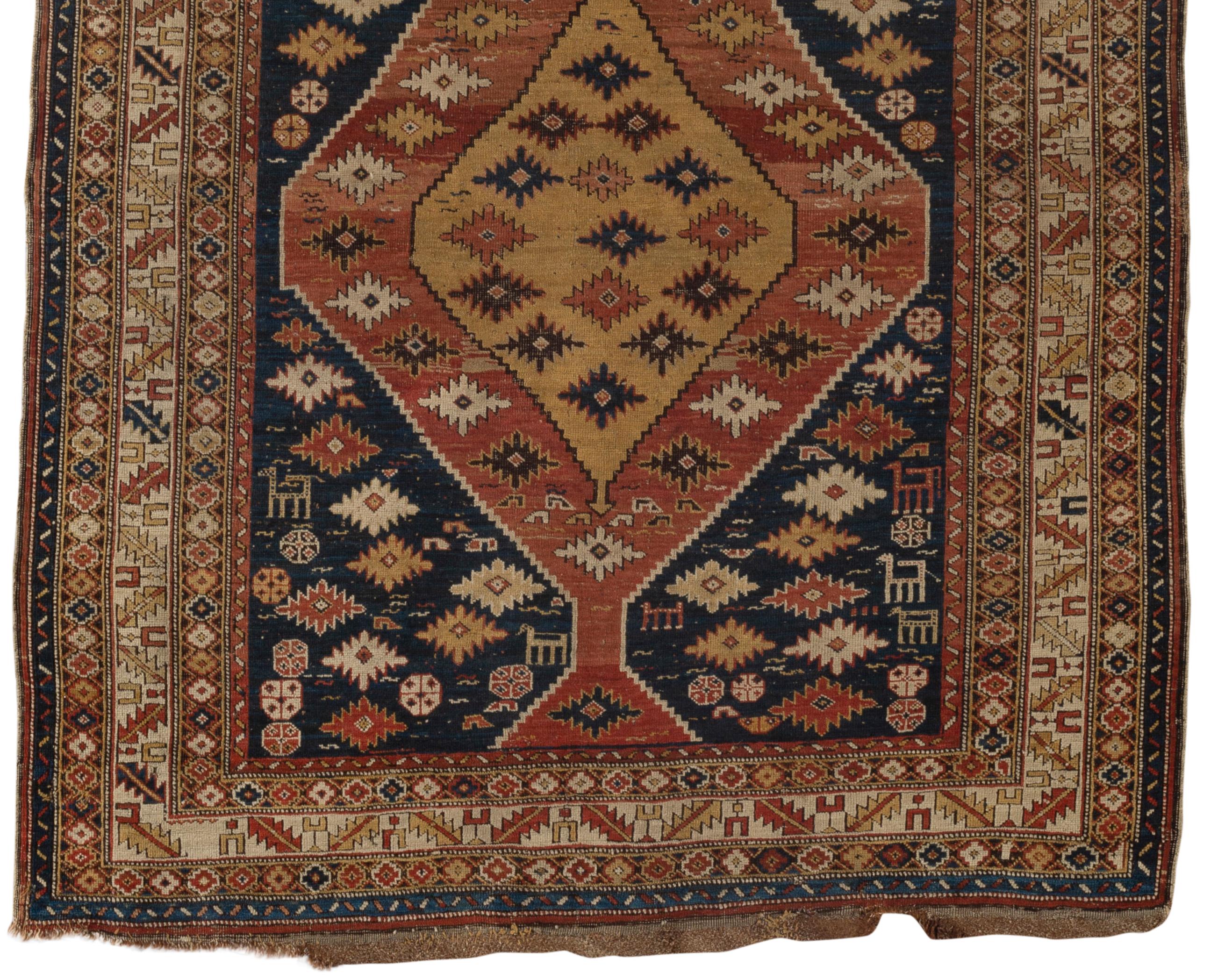 Antiker kaukasischer Dagestan-Teppich, um 1880. Ein interessanter quadratischer Teppich mit floralen Mustern und einigen verstreuten Tierfiguren, die in das Stück eingewebt sind, umgeben von den traditionellen kaukasischen Mehrfachborten. Dagestan