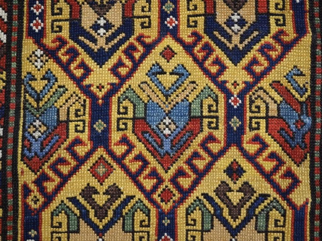 Ancien tapis caucasien du Daghestan avec treillis floral sur fond jaune
Circa 1890

La bordure principale sur fond ivoire est de conception traditionnelle, les gardes intérieures et extérieures à chevrons sont typiques des tapis de la région de