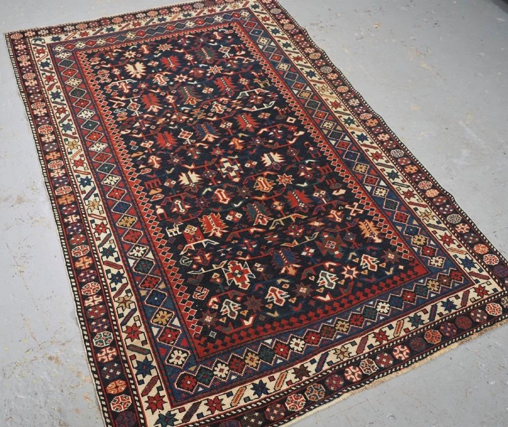 Alfombra antigua caucásica de Daguestán con diseño ChiChi
Alrededor de 1890

Una alfombra magnífica que probablemente proceda de Daguestán, en el Cáucaso nororiental El borde principal en forma de estrella combinado con el borde exterior en forma de