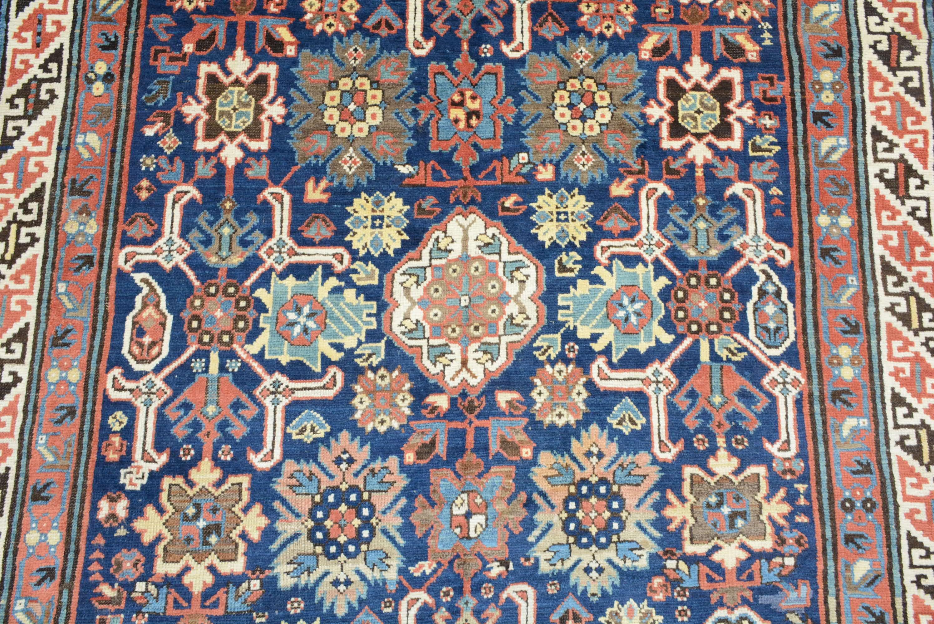 Les tapis Derbend sont le produit d'un district comprenant une grande ville portuaire sur la mer Caspienne du même nom ainsi que des villages plus petits au sud et à l'ouest dans le nord du Caucase.  Ces tapis présentent de nombreuses similitudes