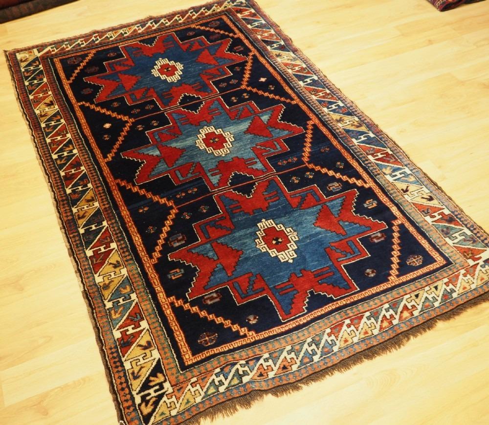 Ancien tapis caucasien Derbent à motifs d'étoiles aux couleurs superbes
Circa 1900

La ville de Derbent est située sur la côte de la mer Caspienne dans le nord-est du Caucase et possède une longue tradition de tissage. Ce petit tapis est un exemple