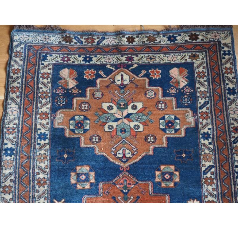 Caucasien Ancien tapis caucasien plié à trois médaillons, vers 1900 en vente