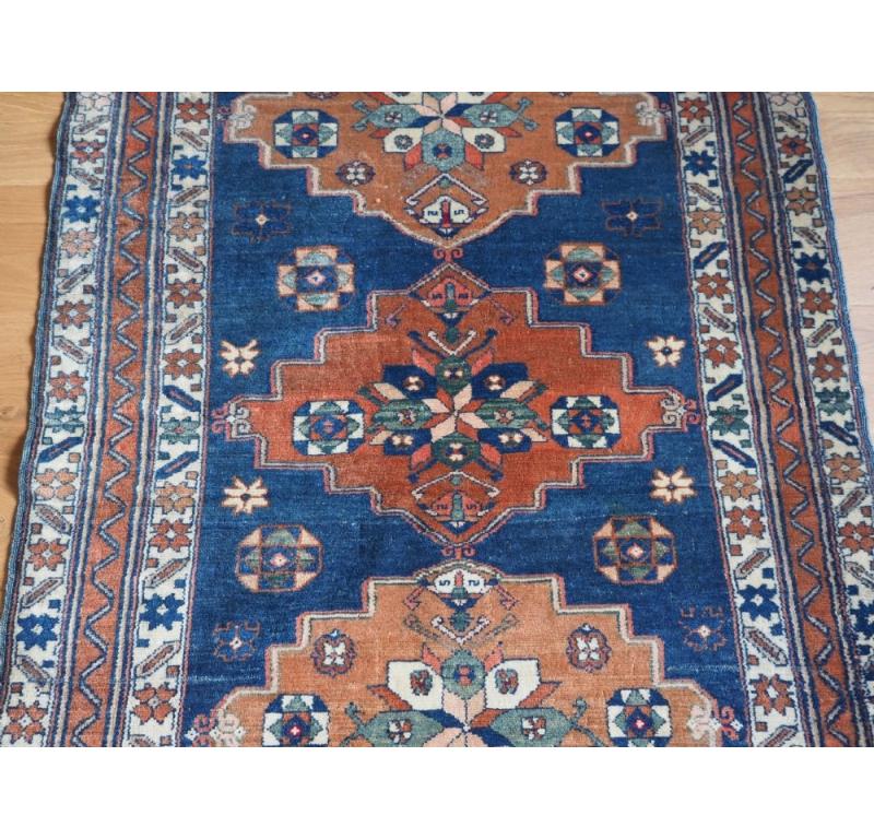 Ancien tapis caucasien plié à trois médaillons, vers 1900 Excellent état - En vente à Moreton-In-Marsh, GB