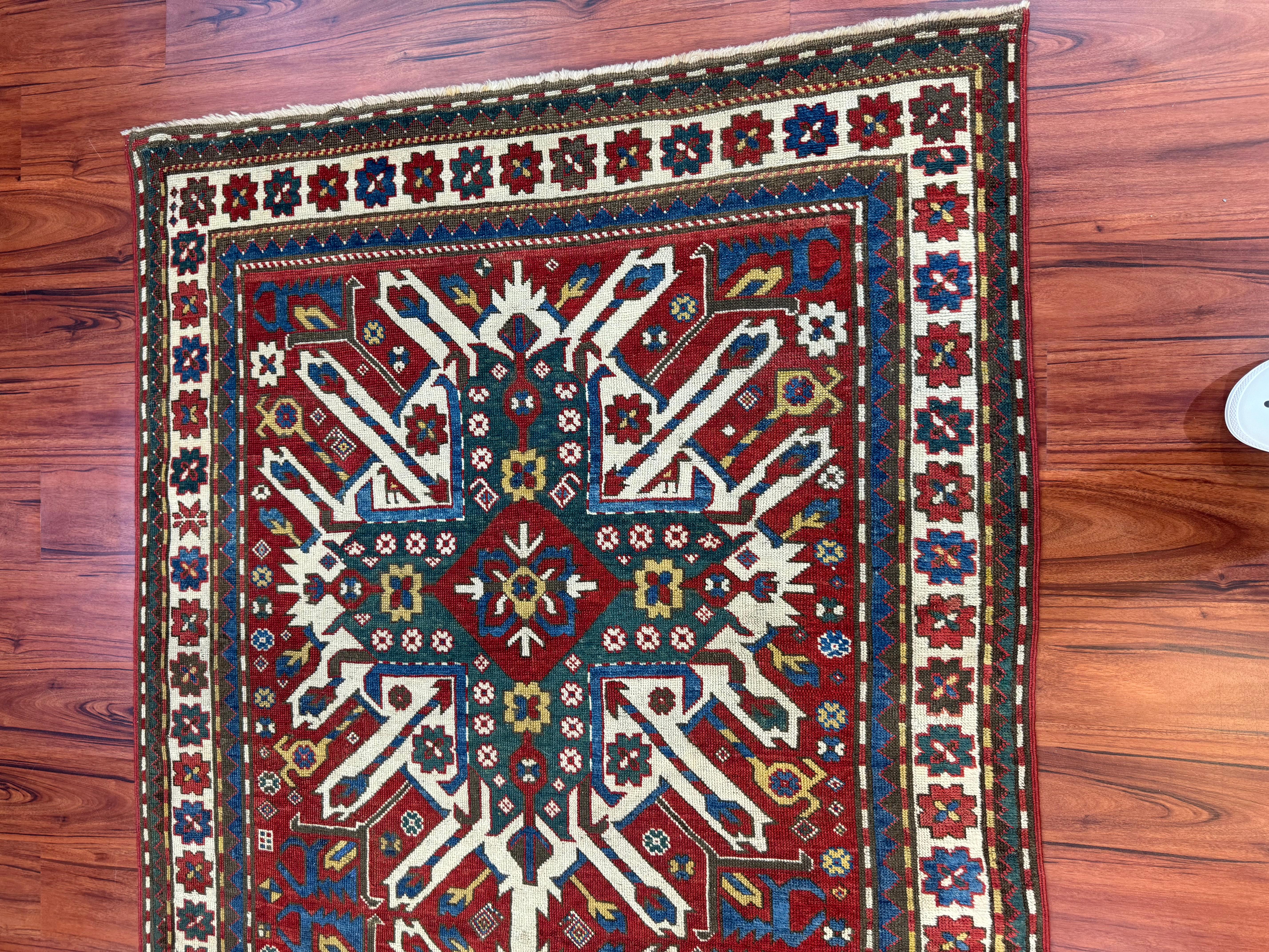 Stunning Antike kaukasischen Kazak Adler Teppich mit Abmessungen von 4ft 5in Breite von 7ft 5in Länge. Dieser Teppich ist in Anbetracht seiner reichen Geschichte in einem ausgezeichneten Zustand. Fühlen Sie sich frei, mich in Bezug auf diese