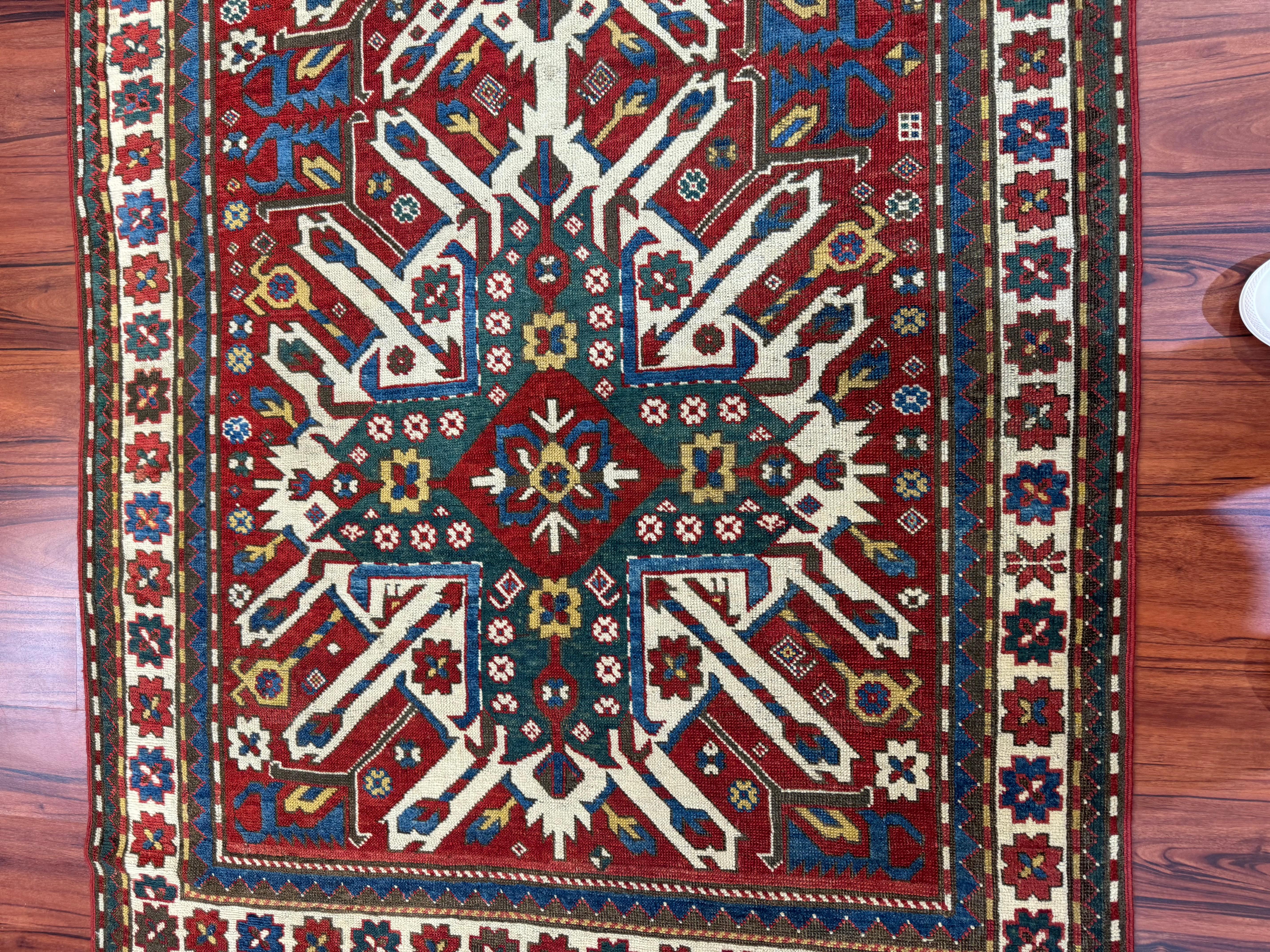 Antiker kaukasischer Adler-Kazak-Teppich (19. Jahrhundert) im Angebot