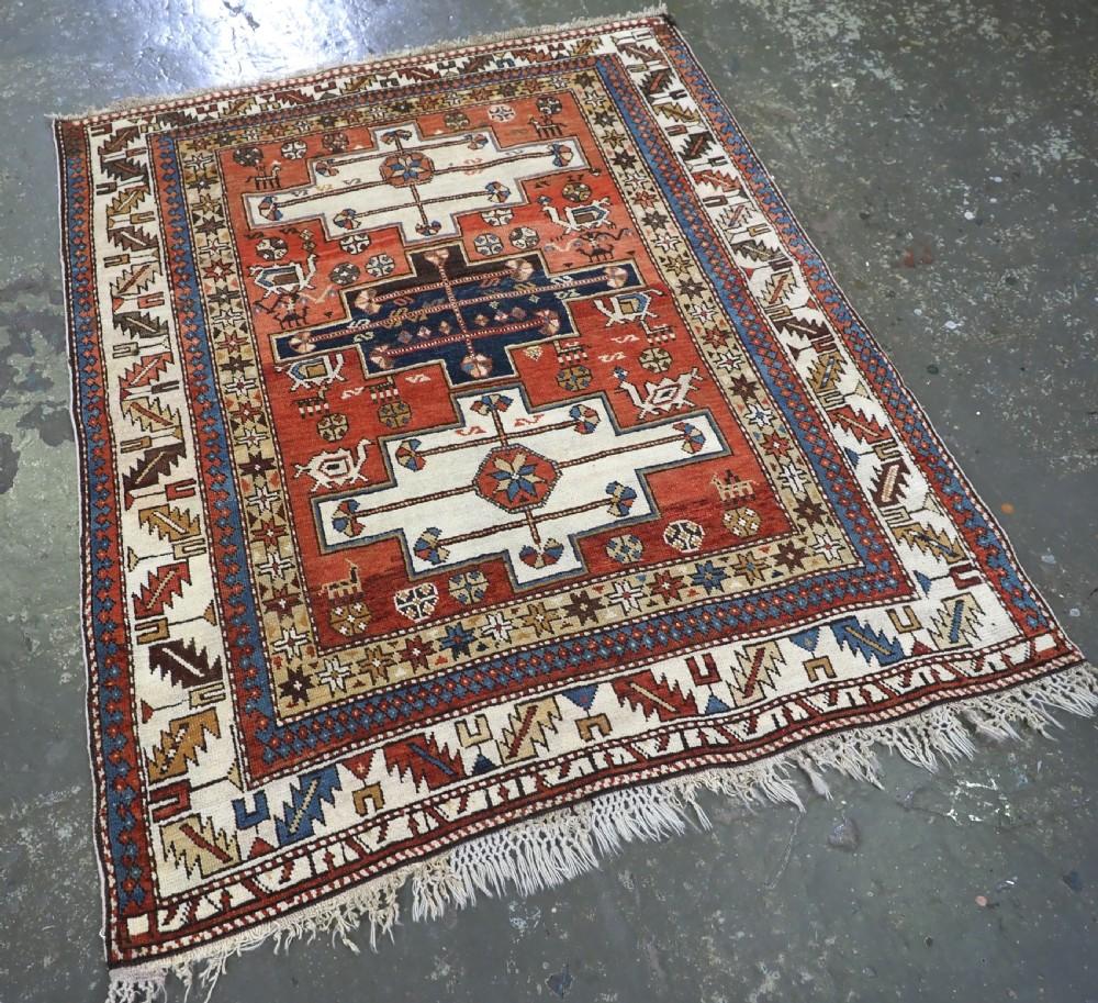 Alfombra Shirvan antigua del Cáucaso oriental procedente de la región de Bakú
Alrededor de 1900

Una buena alfombra pequeña de Shirvan con un diseño de tres medallones como los que se encuentran en la región de Bakú El suave fondo rojo desgastado es