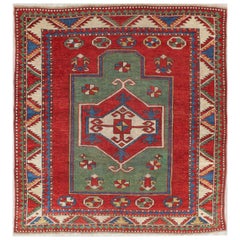 Antiguo Fachralo Kazak Caucásico con Diseño Tribal en Verde, Rojo y Marfil