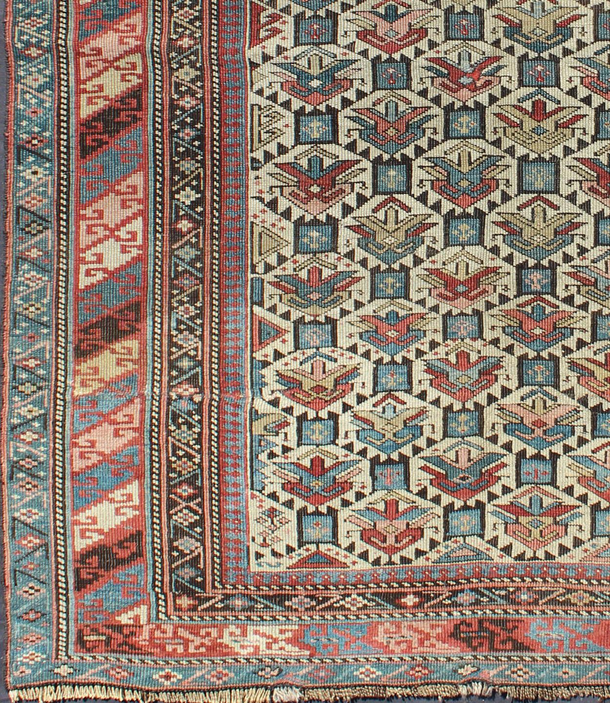 Antiker kaukasischer feiner Schirwan-Teppich mit elfenbeinfarbenem Hintergrund und mehrfarbigen Farben (Kasachisch) im Angebot