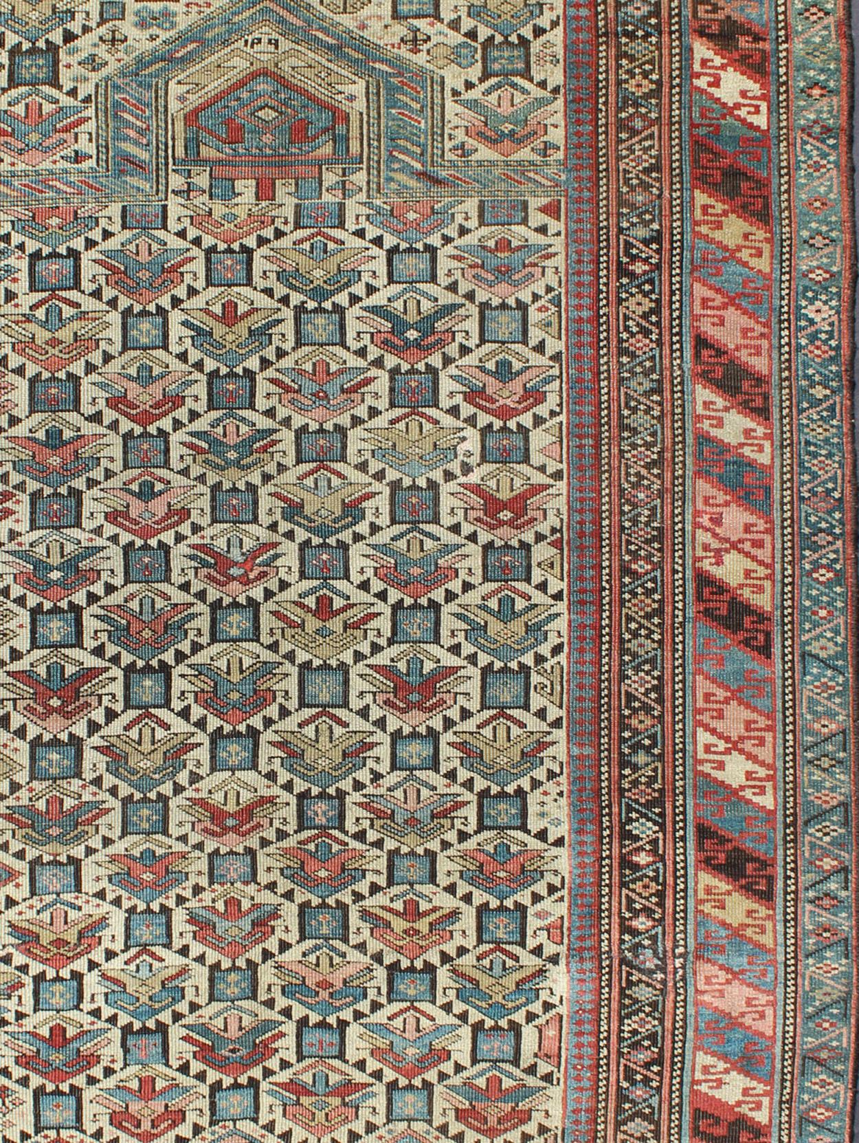 Antiker kaukasischer feiner Schirwan-Teppich mit elfenbeinfarbenem Hintergrund und mehrfarbigen Farben (Kaukasisch) im Angebot