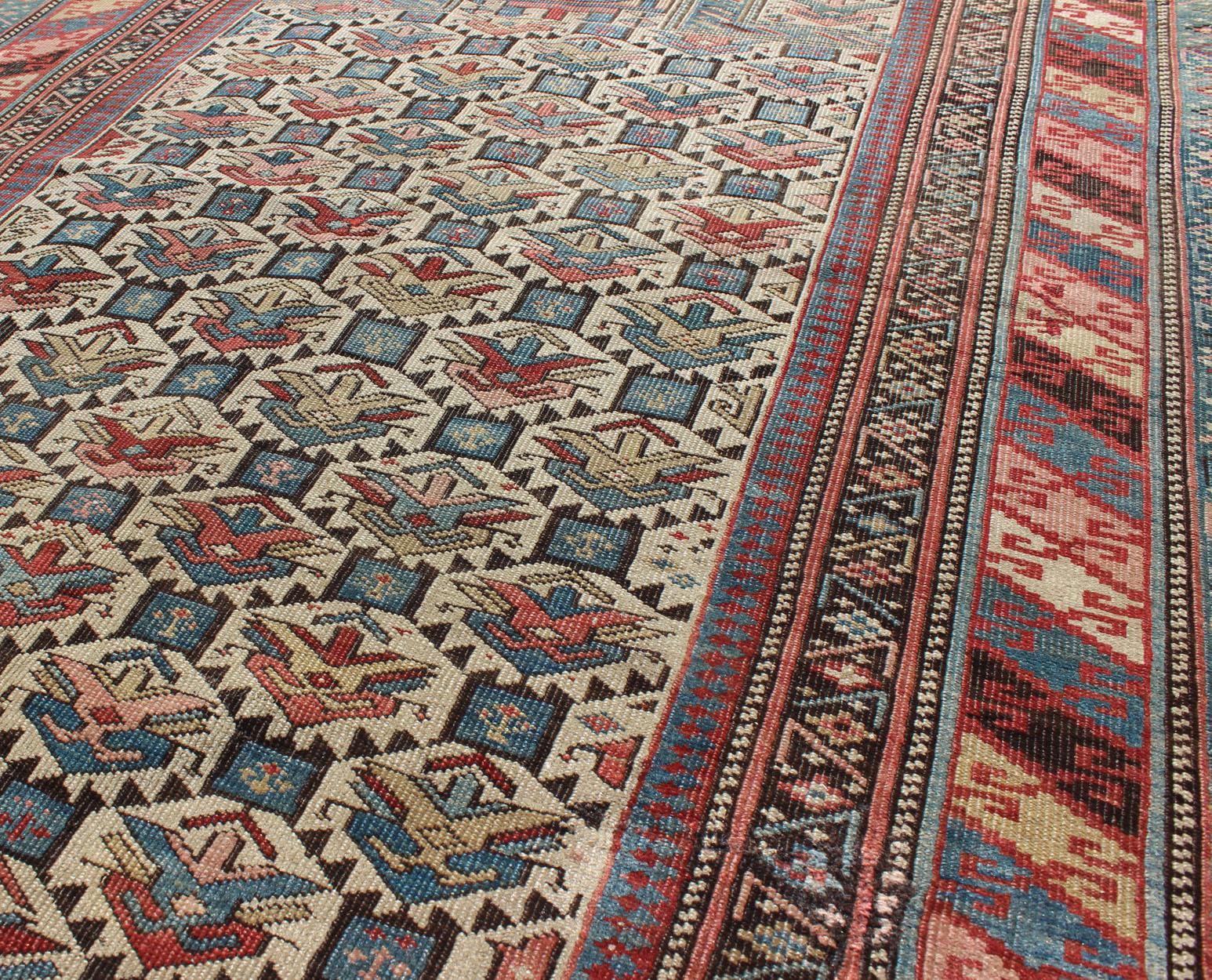 Antiker kaukasischer feiner Schirwan-Teppich mit elfenbeinfarbenem Hintergrund und mehrfarbigen Farben (Handgeknüpft) im Angebot