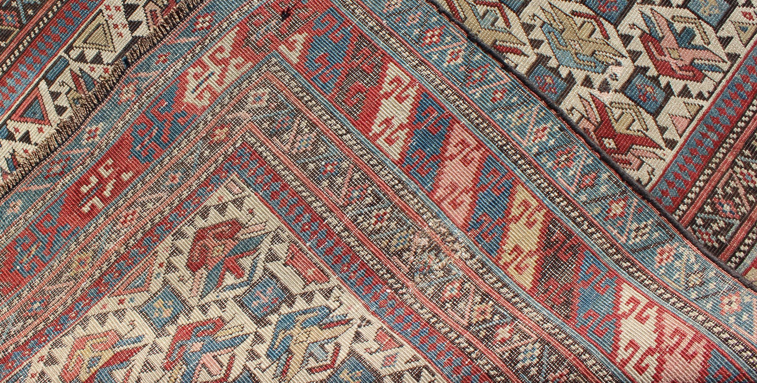 Antiker kaukasischer feiner Schirwan-Teppich mit elfenbeinfarbenem Hintergrund und mehrfarbigen Farben im Zustand „Gut“ im Angebot in Atlanta, GA