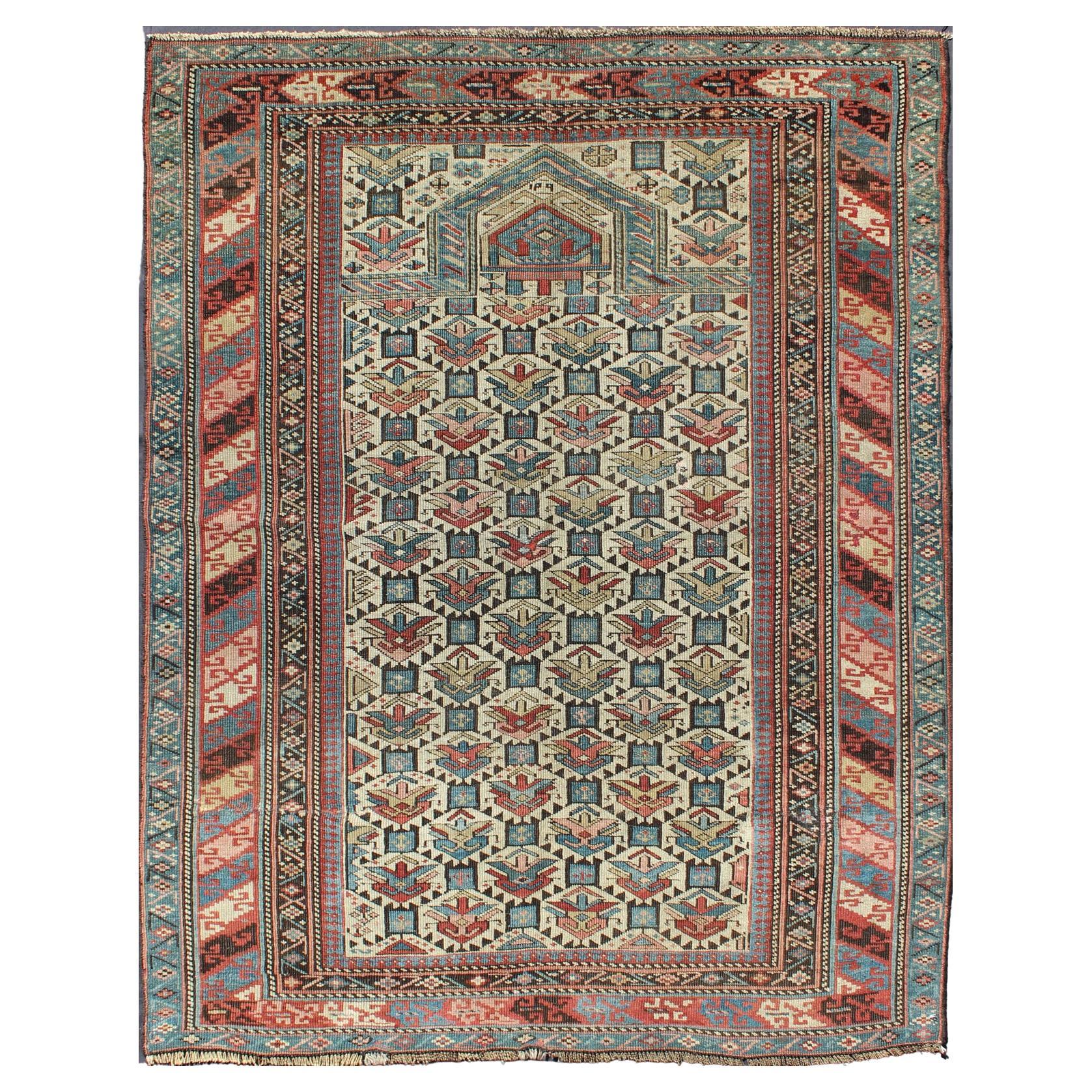 Antiker kaukasischer feiner Schirwan-Teppich mit elfenbeinfarbenem Hintergrund und mehrfarbigen Farben