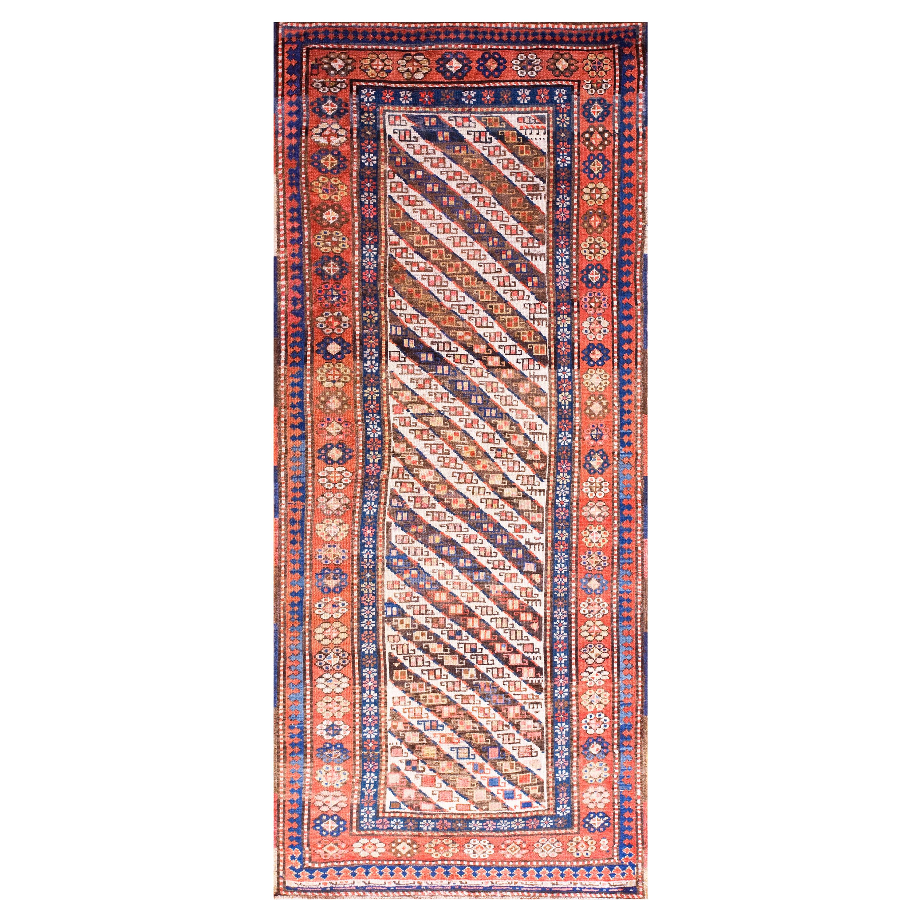 Kaukasischer Ganjeh-Teppich des 19. Jahrhunderts ( 3'6" x 8'4" - 106 x 254) im Angebot