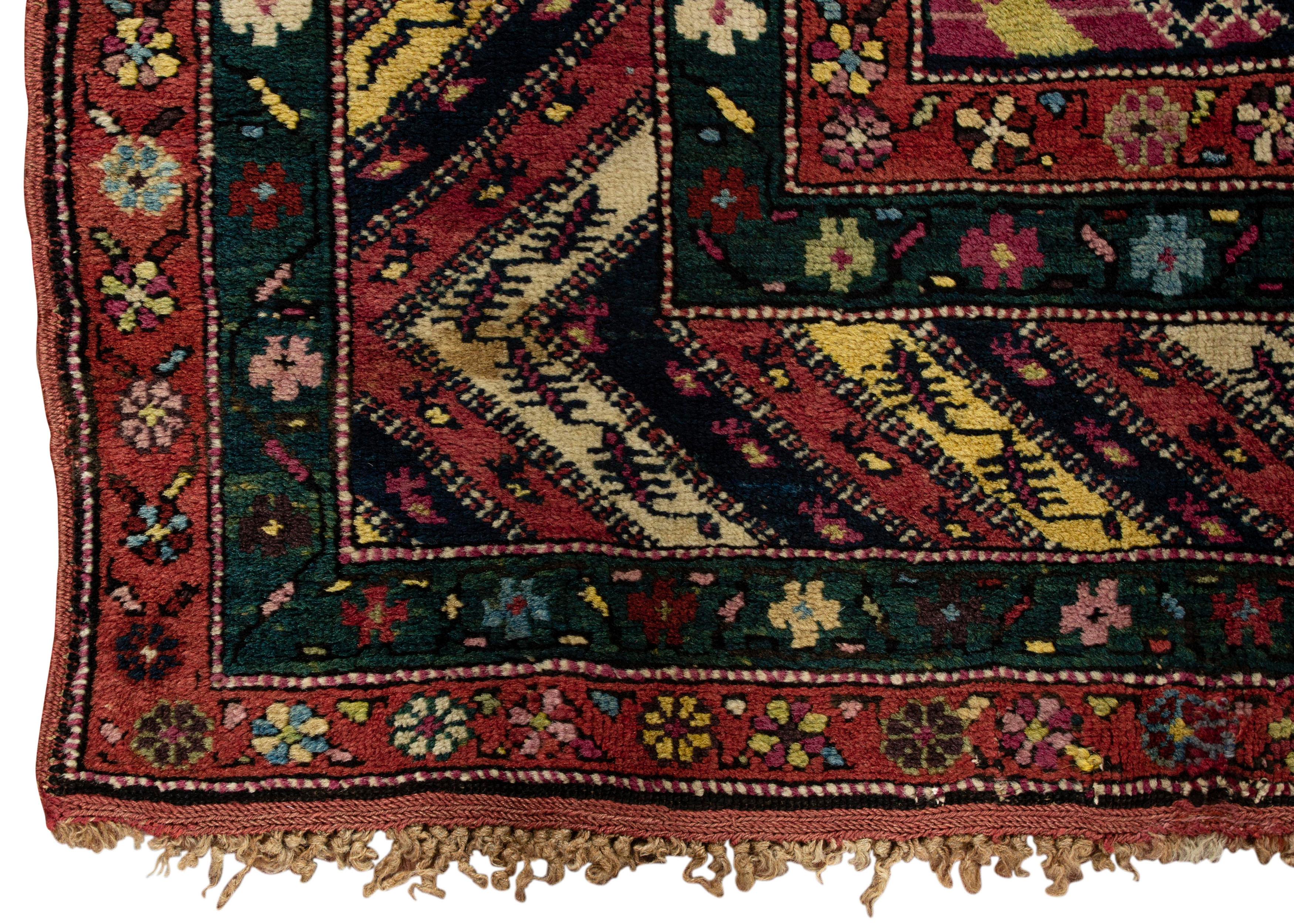 Tapis caucasien ancien de Gendge, vers 1880 Gendge est une ville située au milieu de la zone de tissage de tapis des montagnes du Caucase. Le merveilleux design de ce tapis crée une image puissante avec le champ central entourant un motif ivoire, le