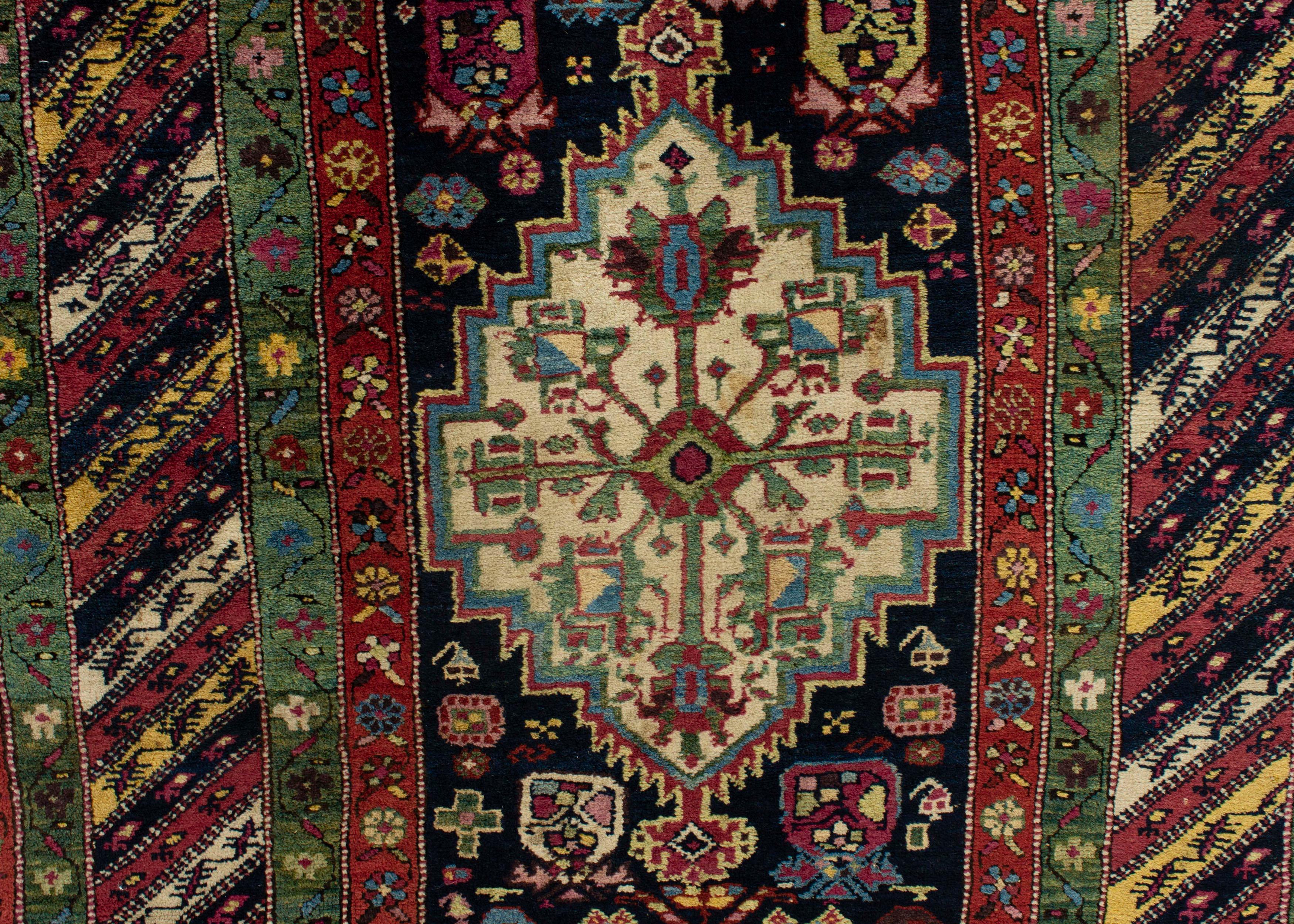 Caucasien Tapis caucasien ancien de type Gendge, vers 1880  3'8 x 6'10 cm en vente