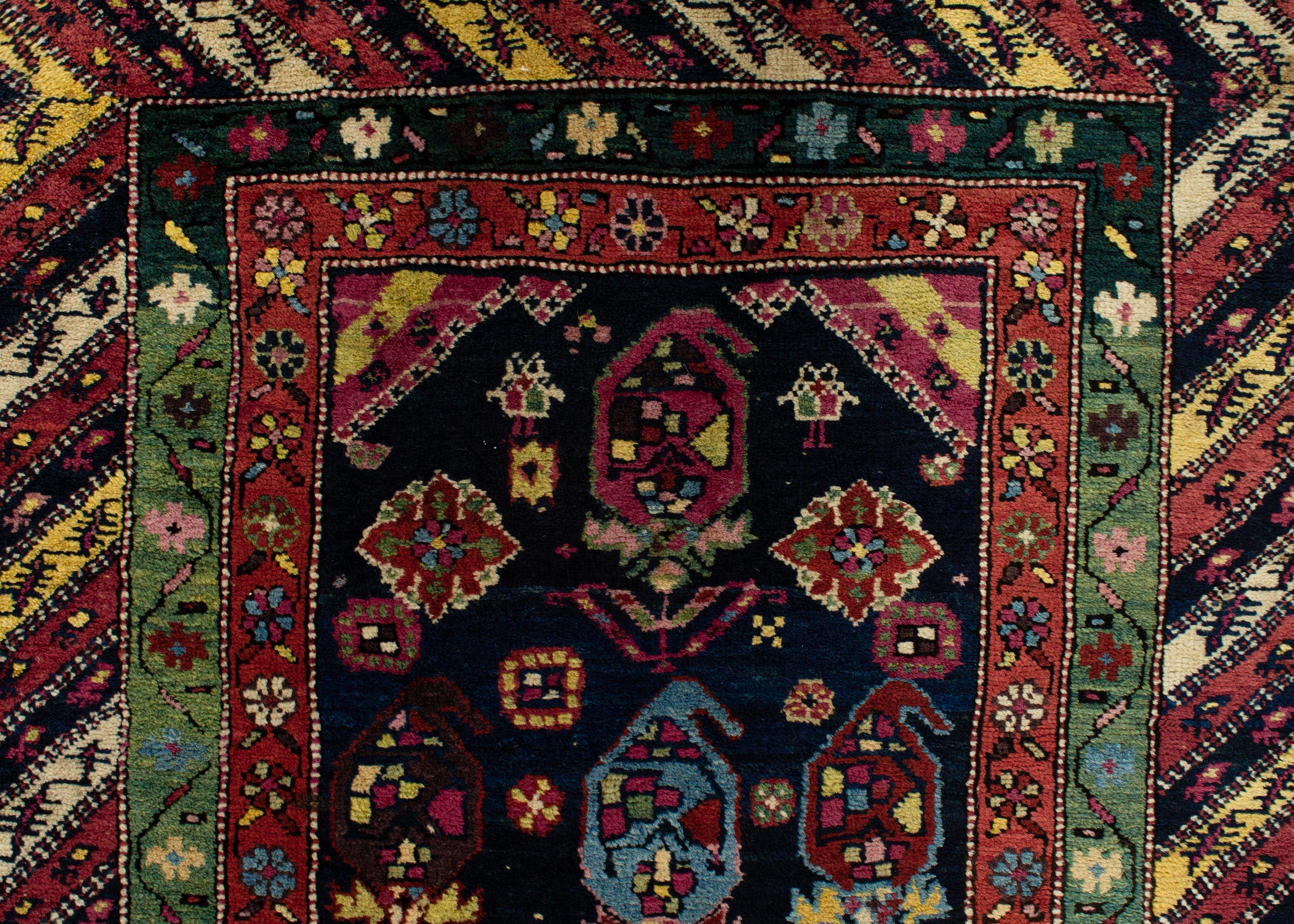 Tissé à la main Tapis caucasien ancien de type Gendge, vers 1880  3'8 x 6'10 cm en vente