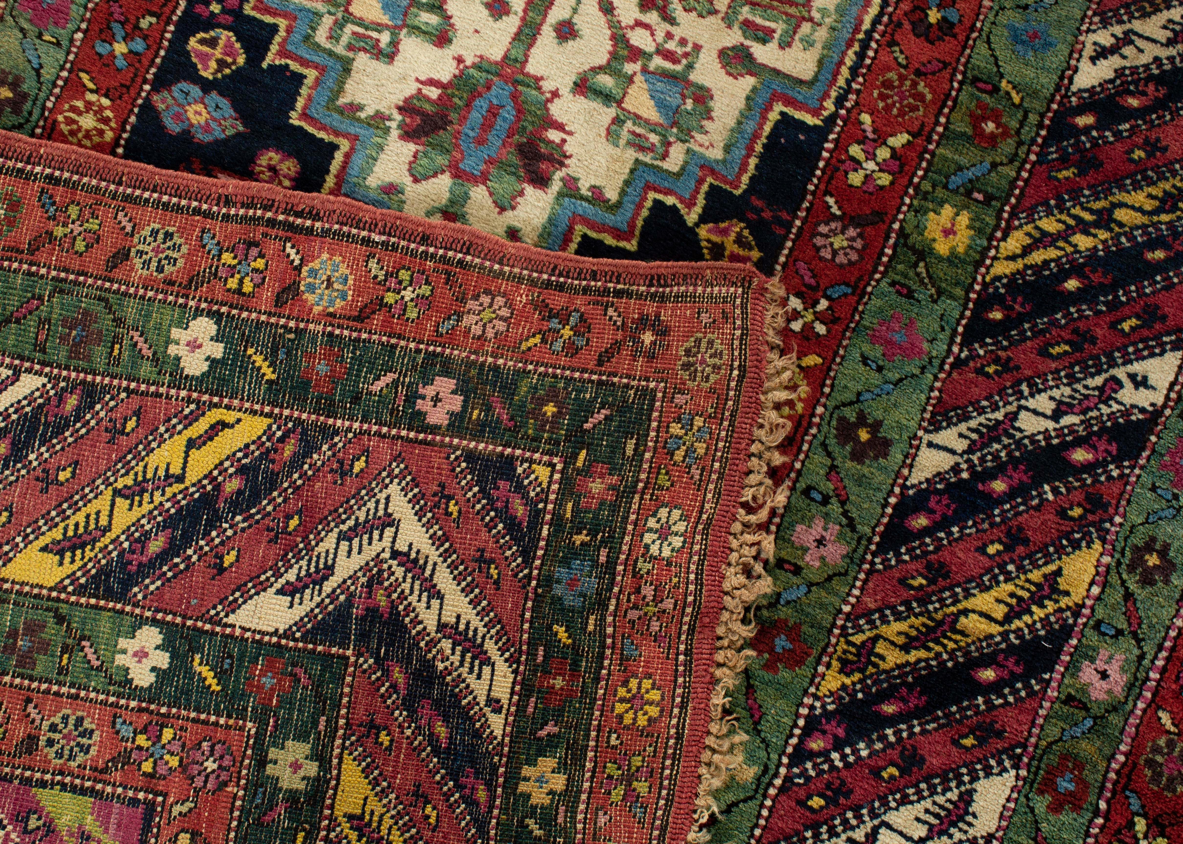 Laine Tapis caucasien ancien de type Gendge, vers 1880  3'8 x 6'10 cm en vente