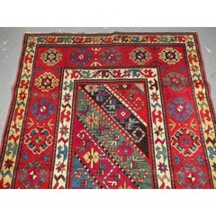 Ancien tapis caucasien long Kazak Gendje avec motif de rayures diagonales, vers 1890